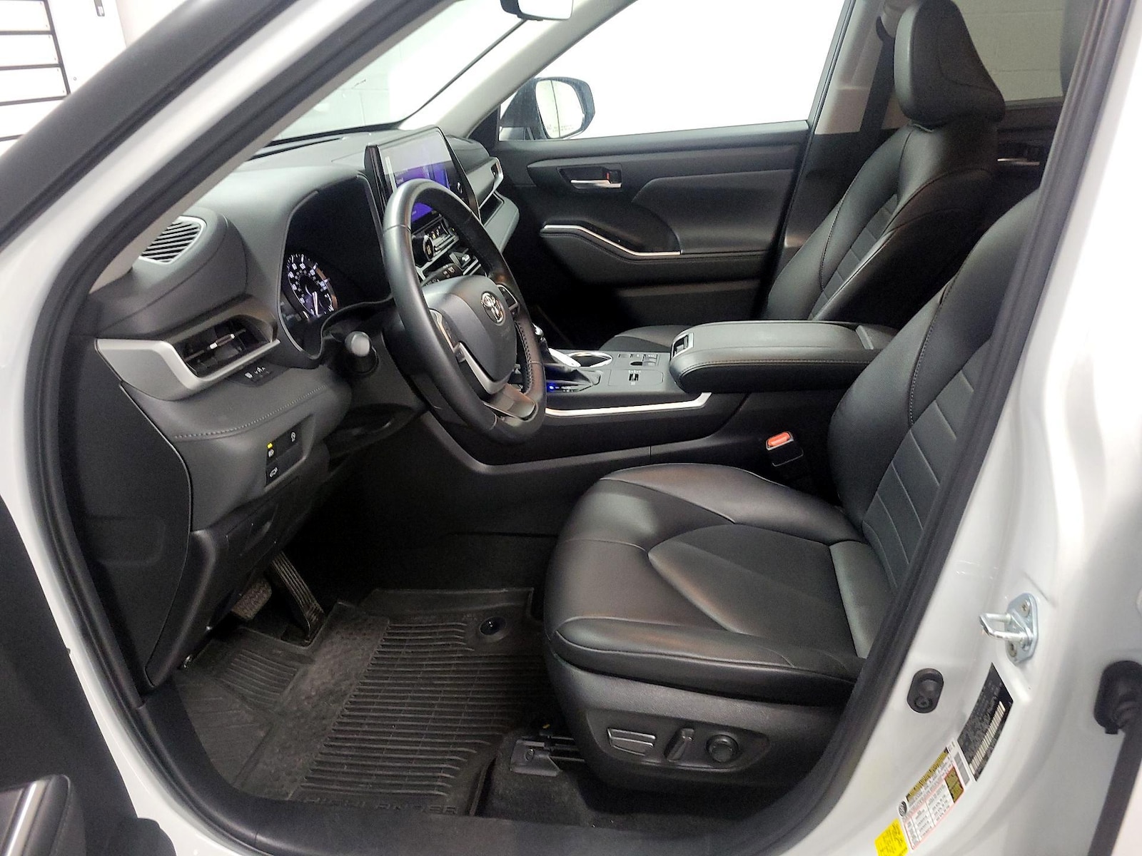 2023 Toyota Highlander XLE - Photo 12