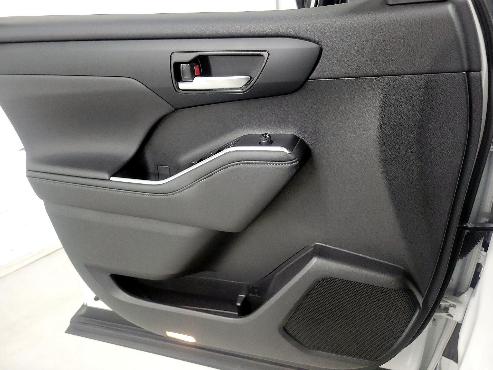 Thumbnail: 2023 Toyota Highlander - 12