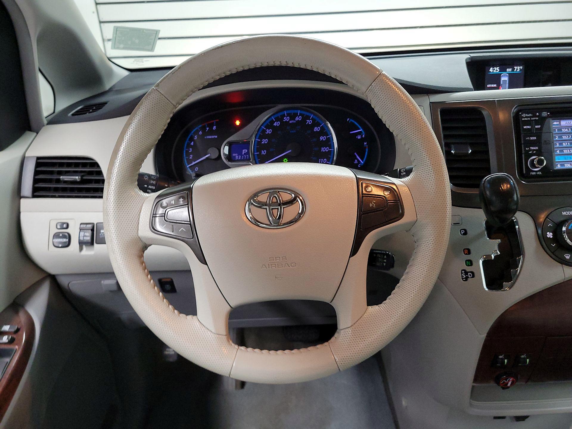 Thumbnail: 2014 Toyota Sienna - 10