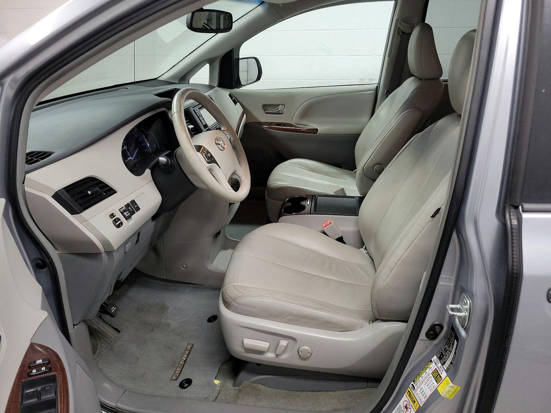 Thumbnail: 2014 Toyota Sienna - 11