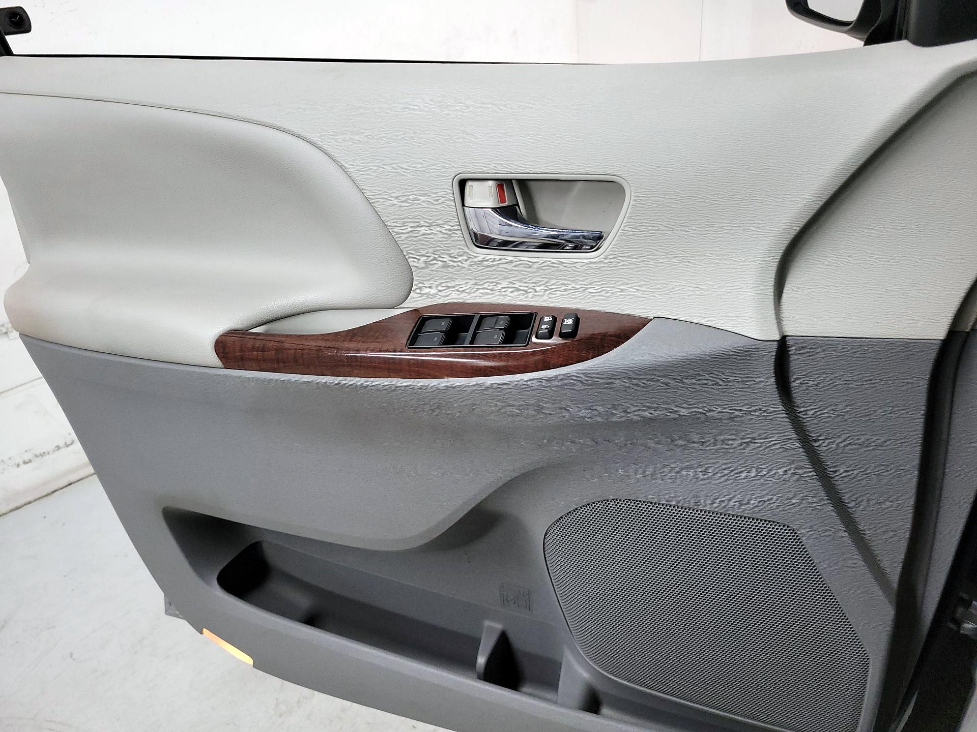 Thumbnail: 2014 Toyota Sienna - 12