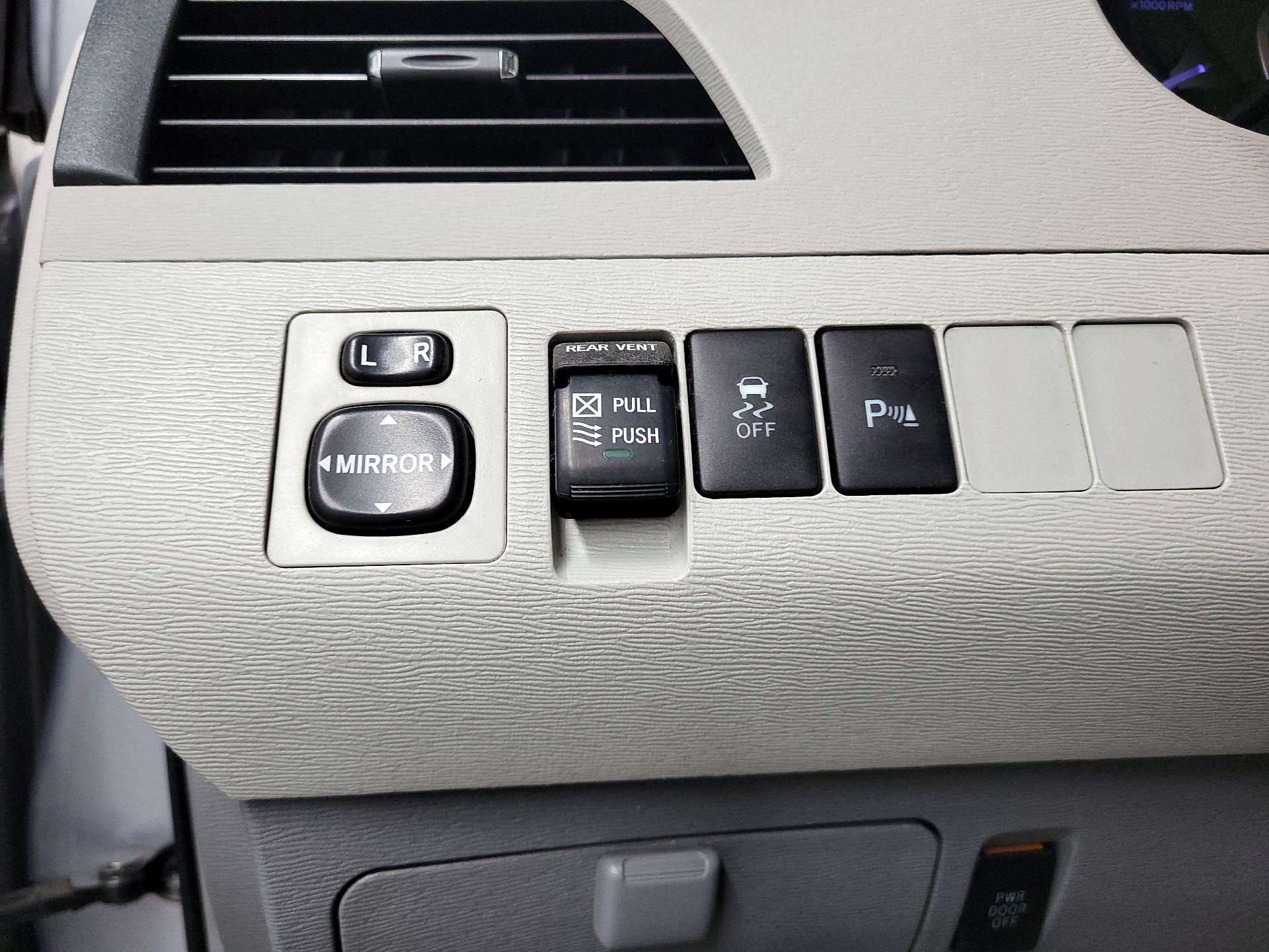 Thumbnail: 2014 Toyota Sienna - 13