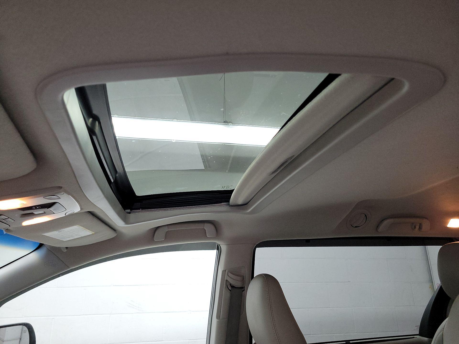 Thumbnail: 2014 Toyota Sienna - 19