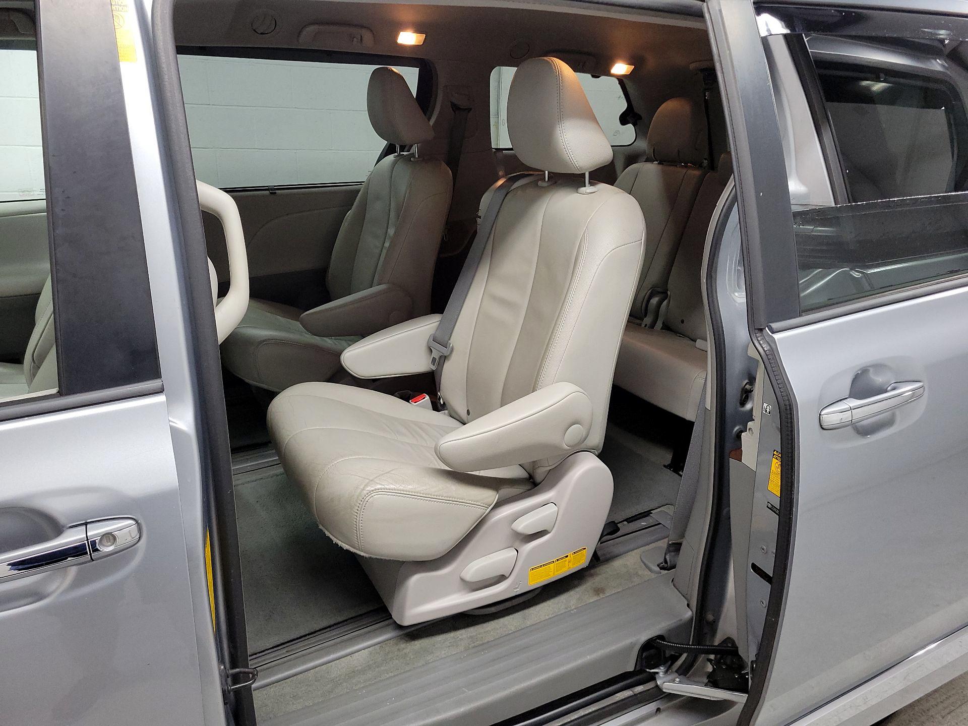Thumbnail: 2014 Toyota Sienna - 20