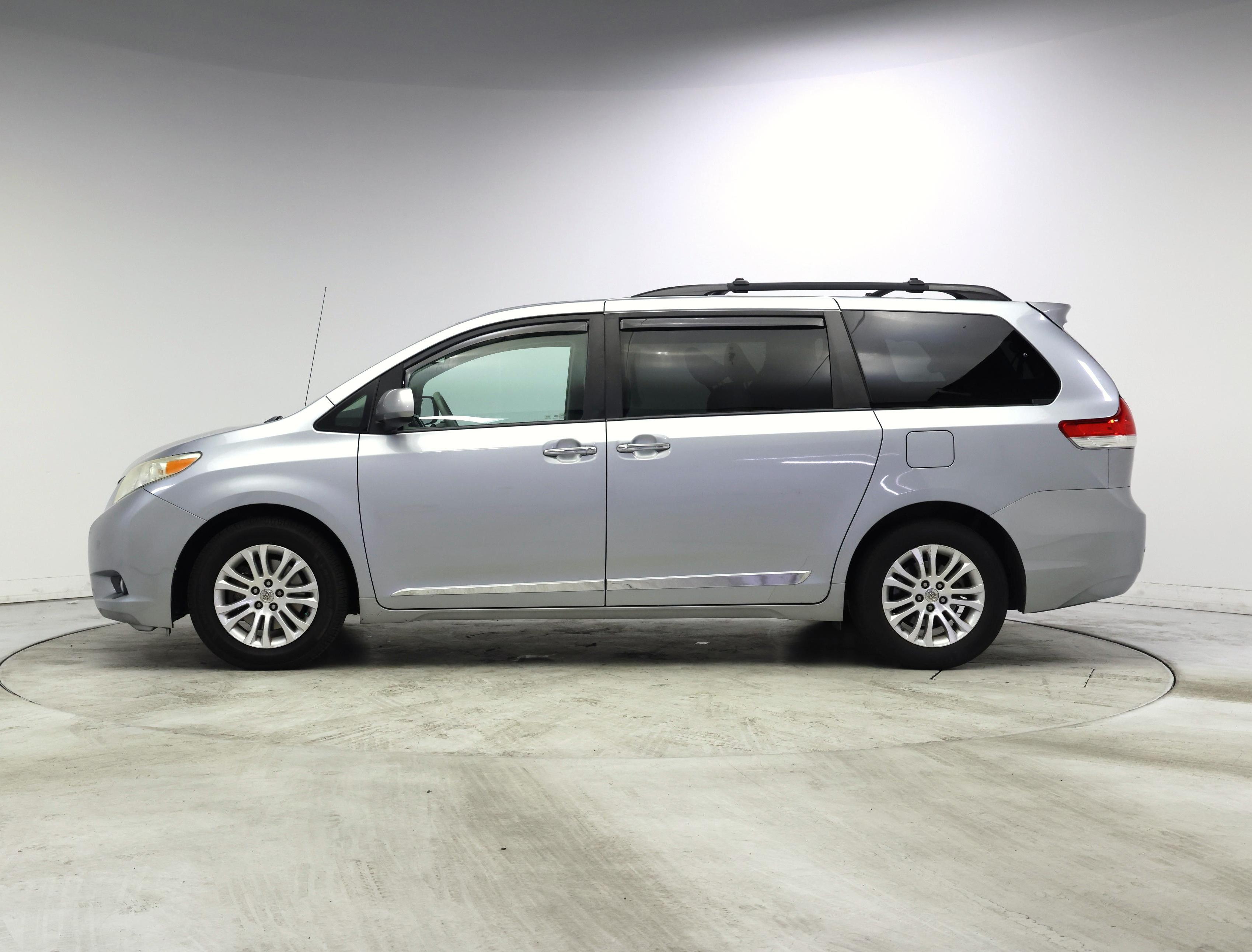 Thumbnail: 2014 Toyota Sienna - 3