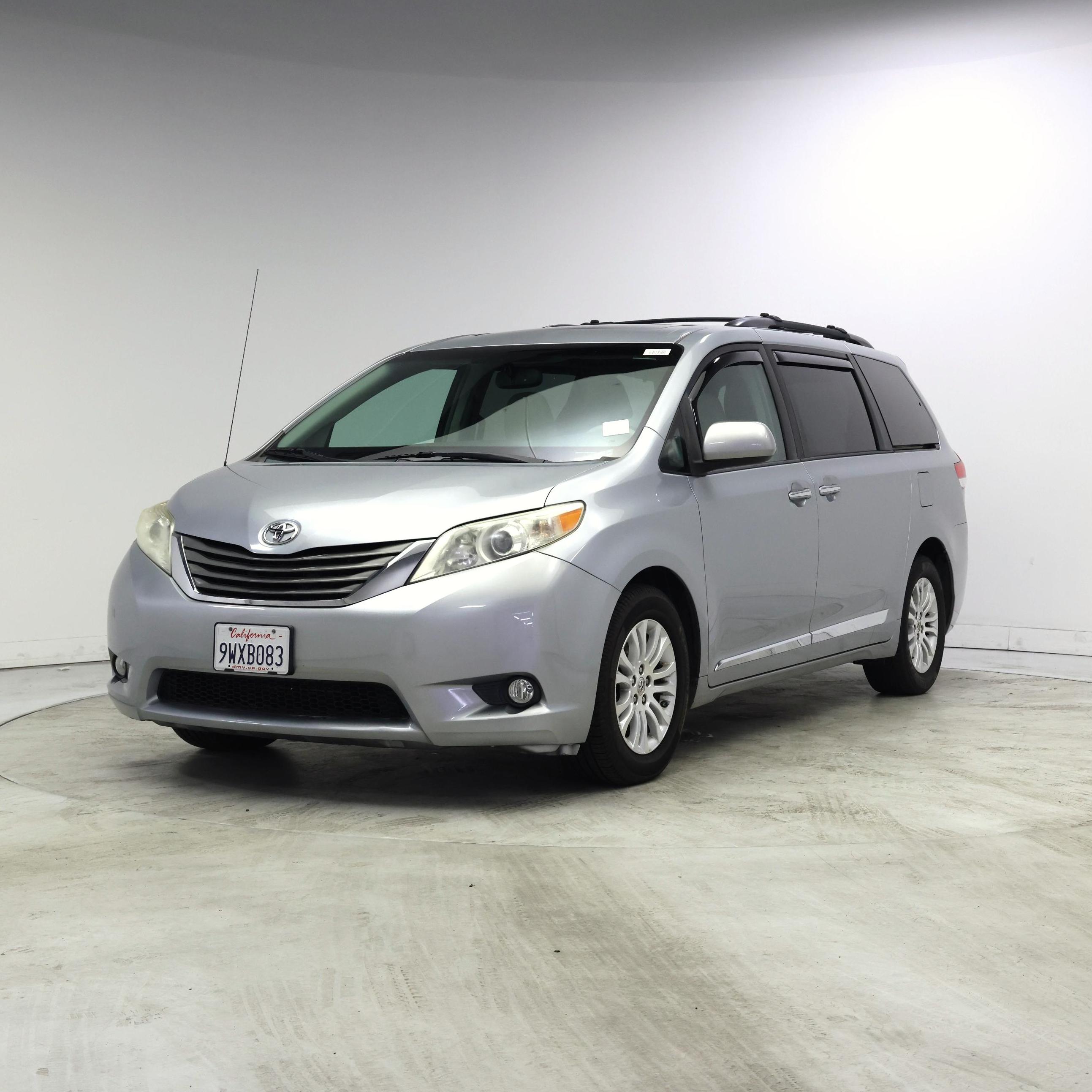 Thumbnail: 2014 Toyota Sienna - 4