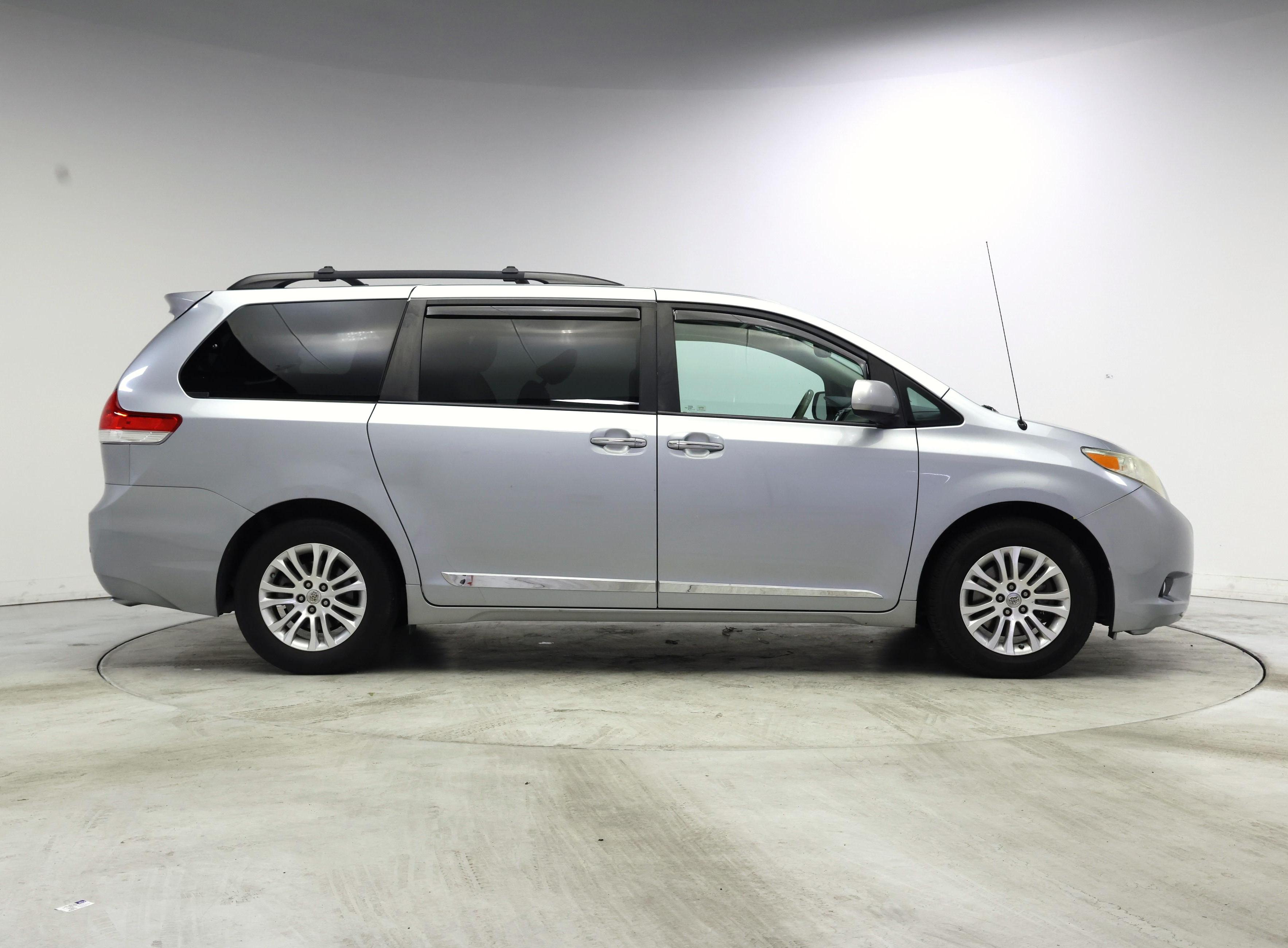 Thumbnail: 2014 Toyota Sienna - 7