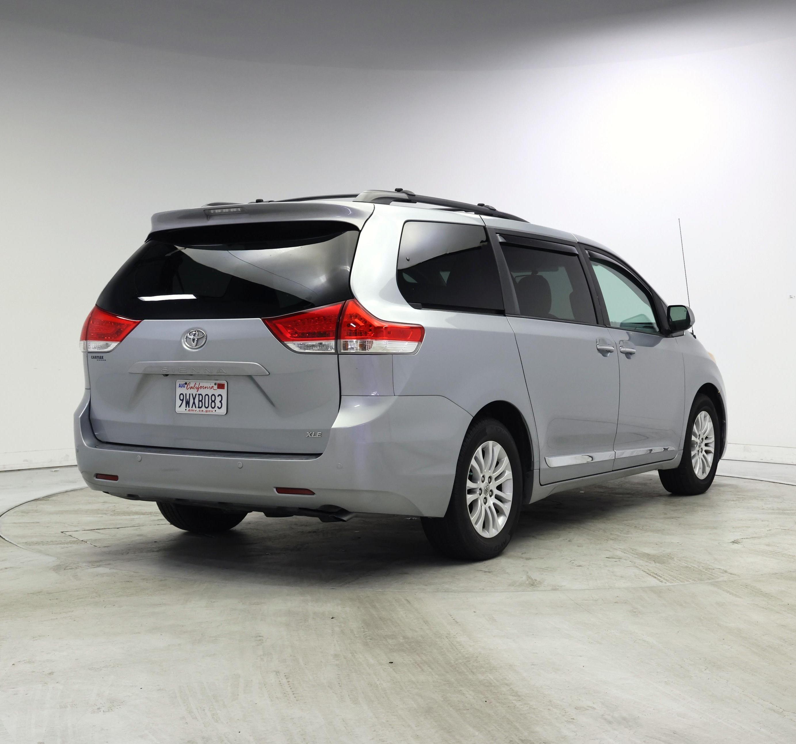 Thumbnail: 2014 Toyota Sienna - 8