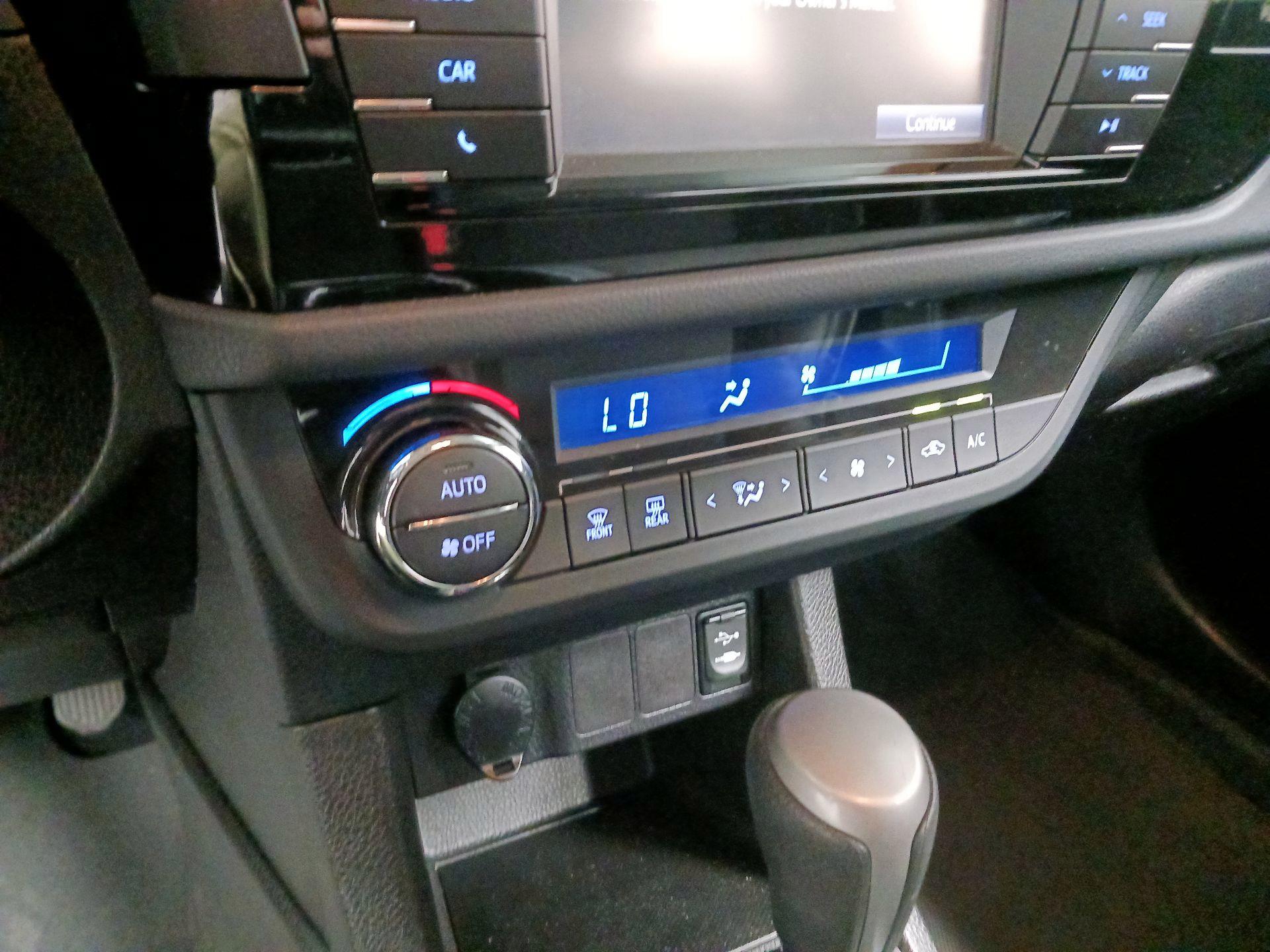 Thumbnail: 2015 Toyota Corolla - 15