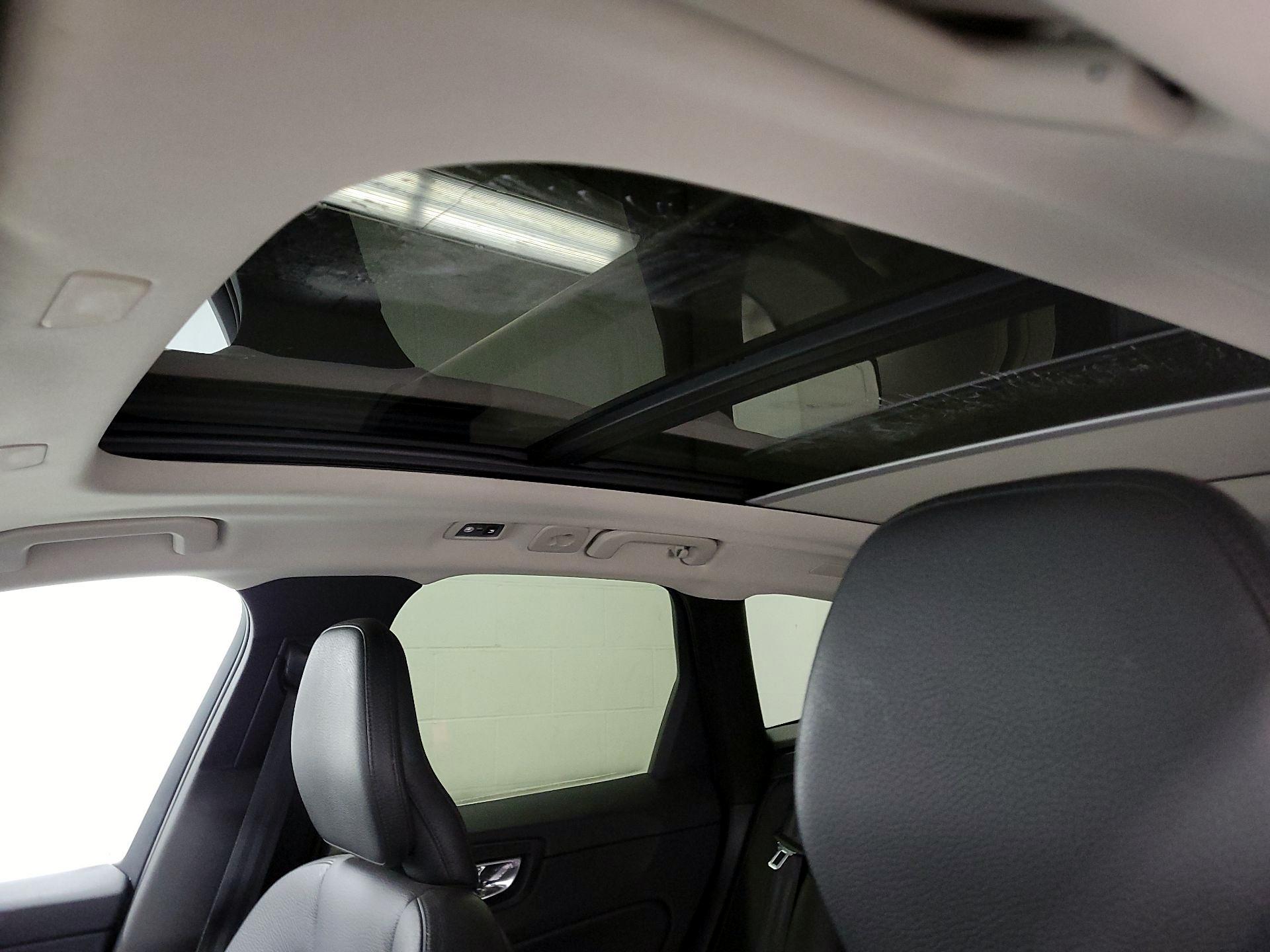 Thumbnail: 2019 Volvo XC60 - 17