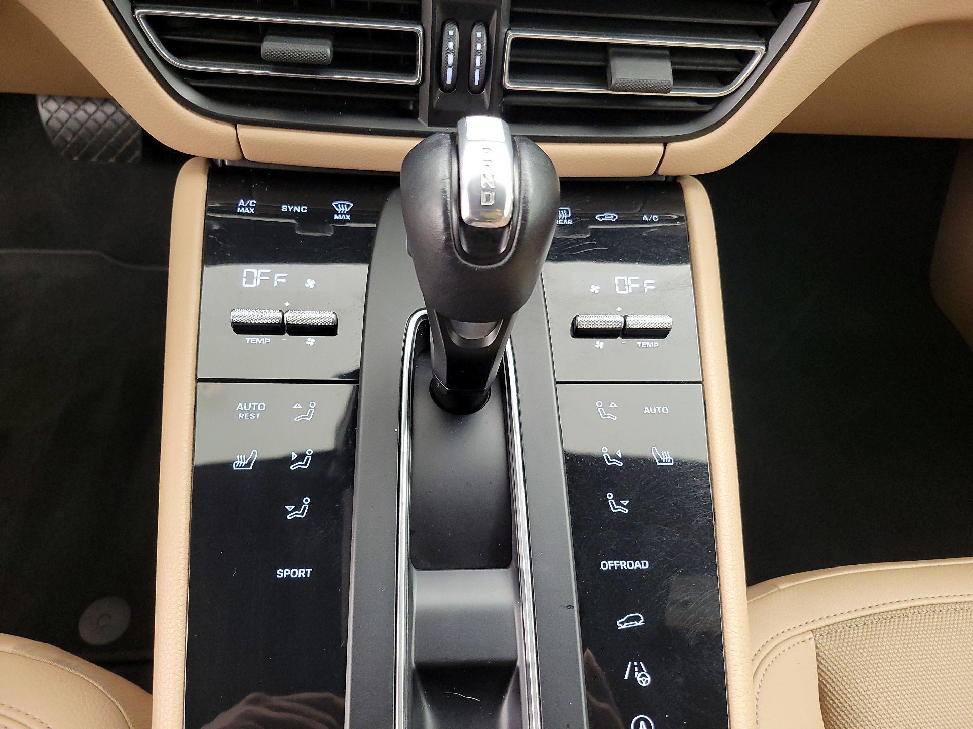 Thumbnail: 2022 Porsche Macan - 18