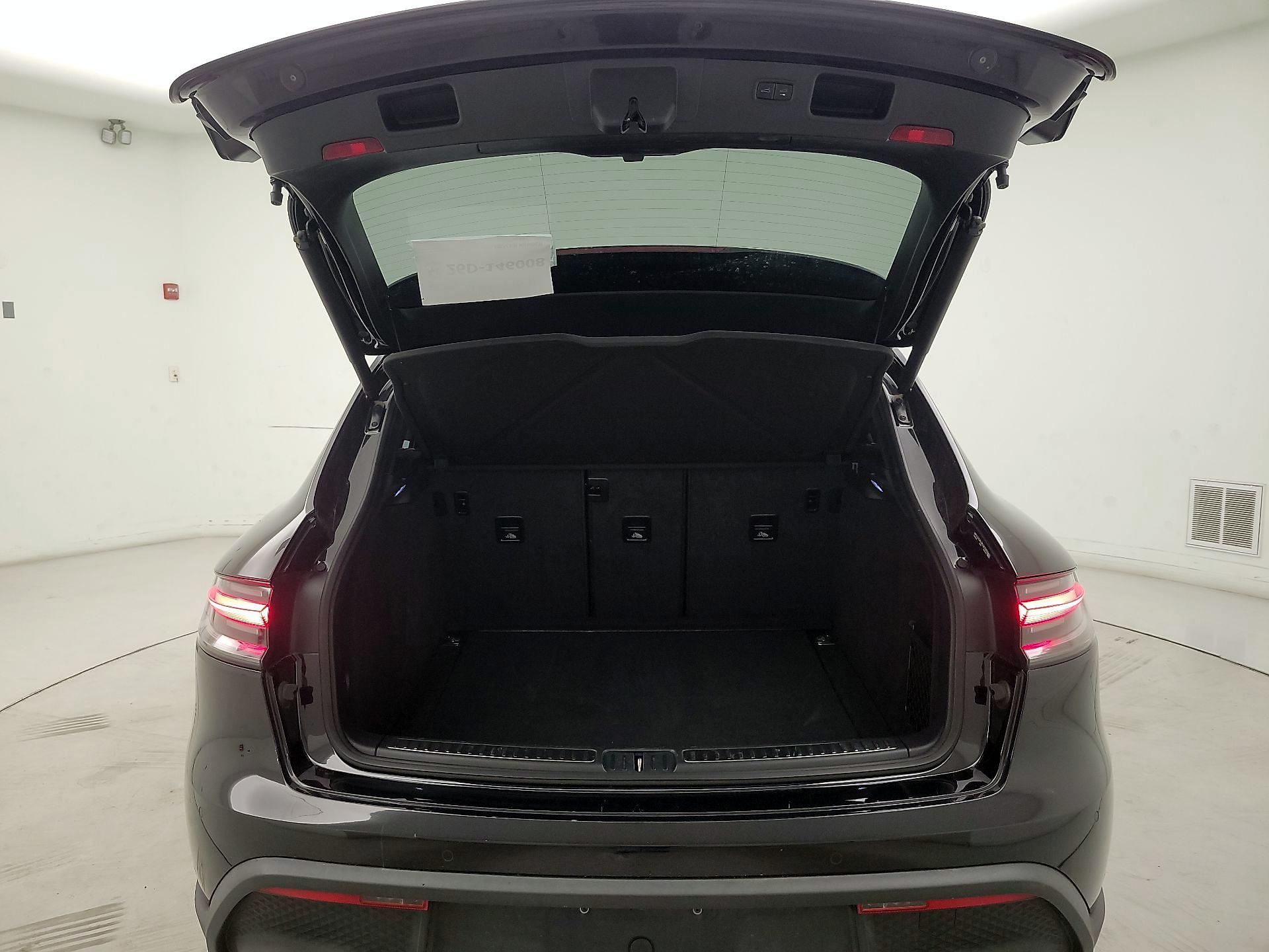 Thumbnail: 2023 Porsche Macan - 20