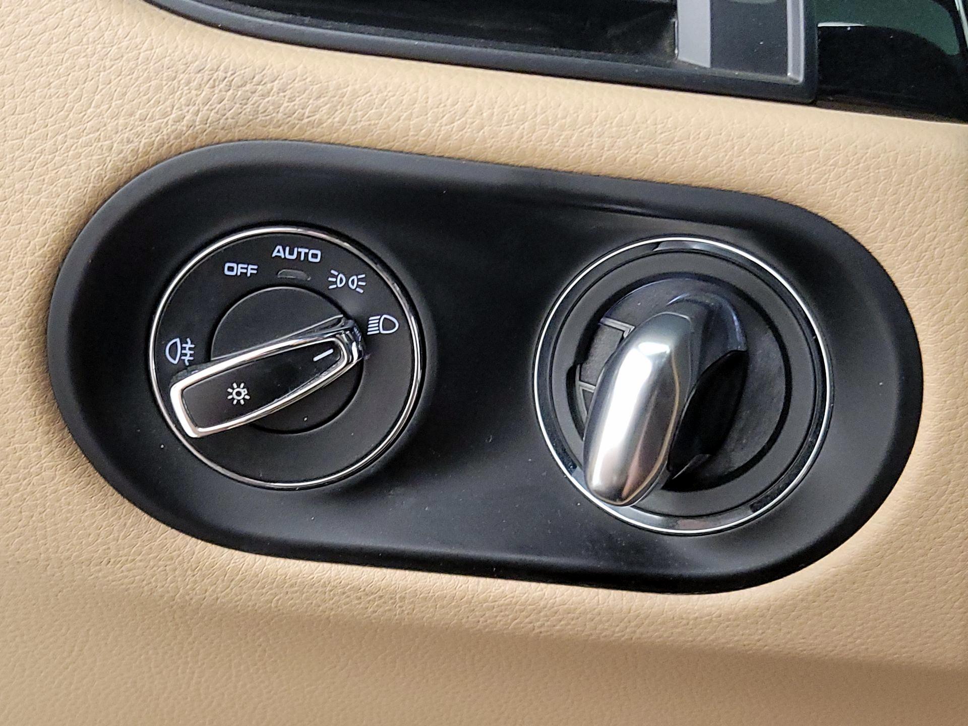 Thumbnail: 2023 Porsche Macan - 13