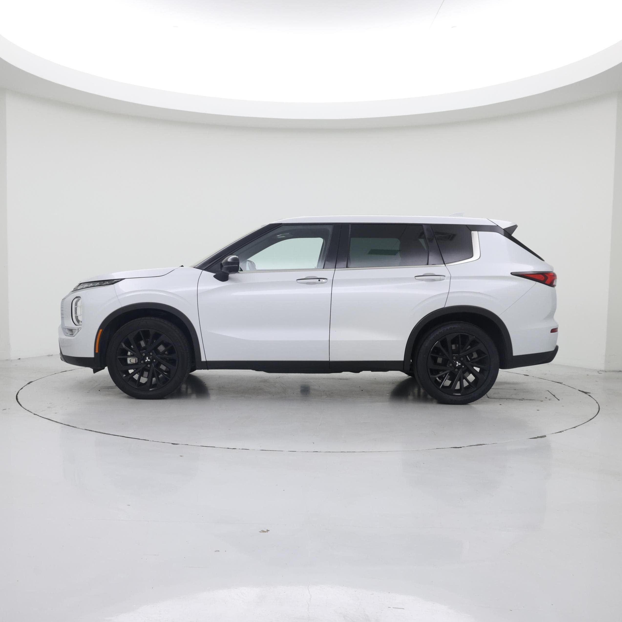 Thumbnail: 2023 Mitsubishi Outlander - 3