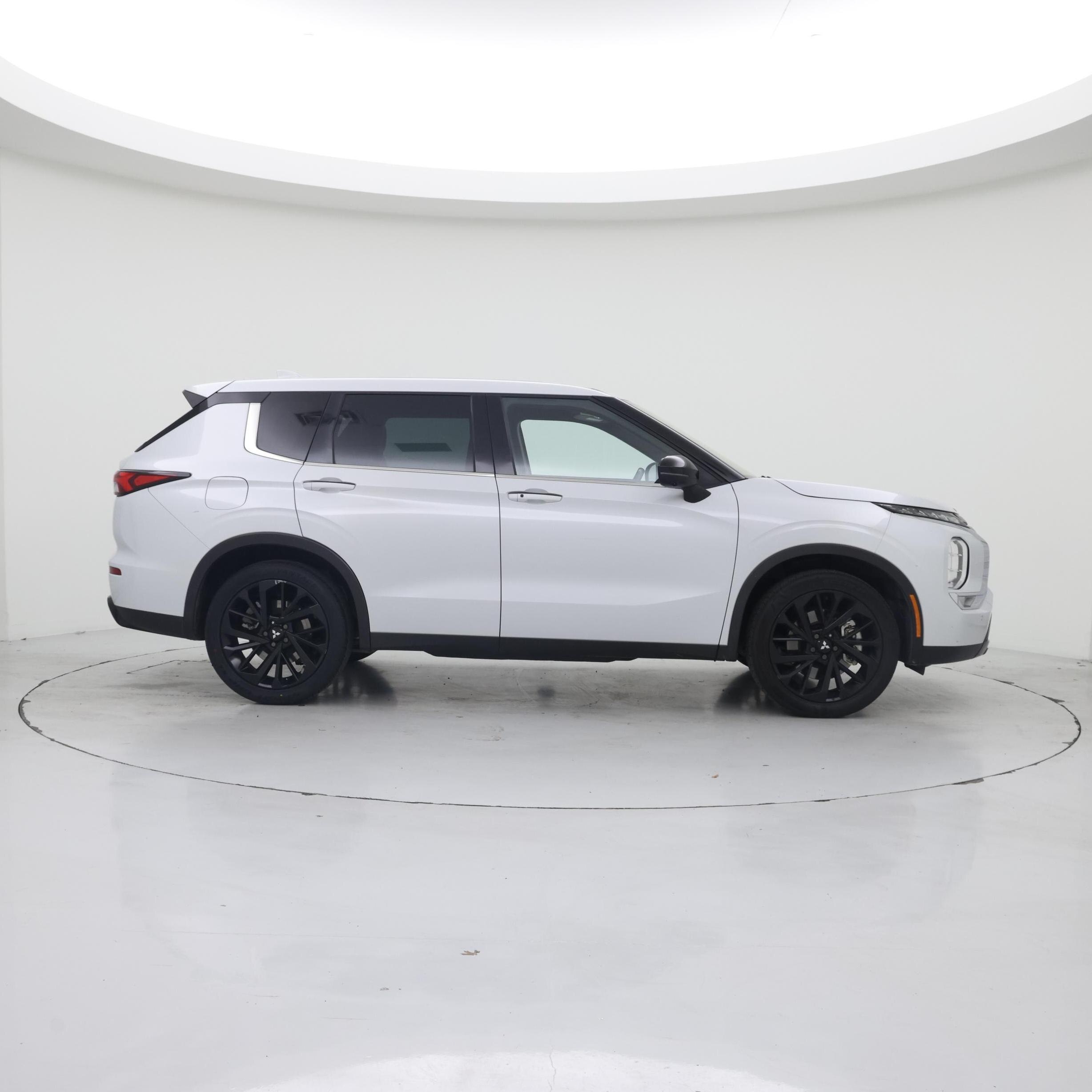 Thumbnail: 2023 Mitsubishi Outlander - 7