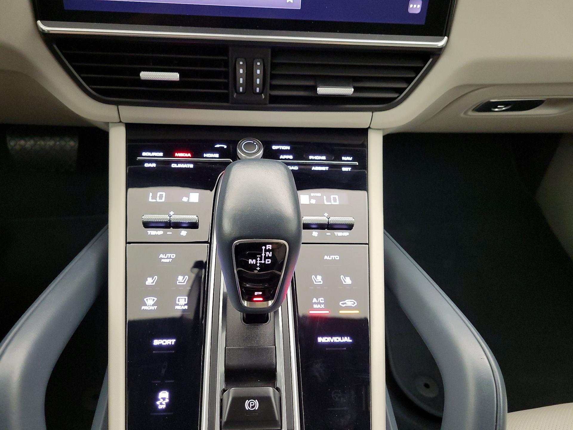 Thumbnail: 2022 Porsche Cayenne - 17