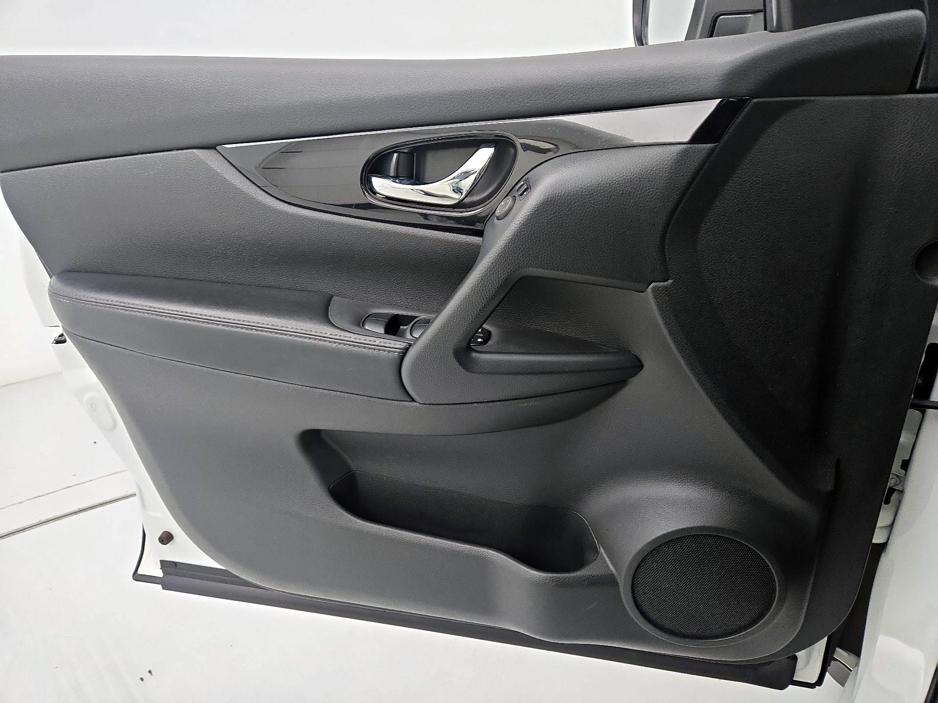 Thumbnail: 2021 Nissan Rogue Sport - 12