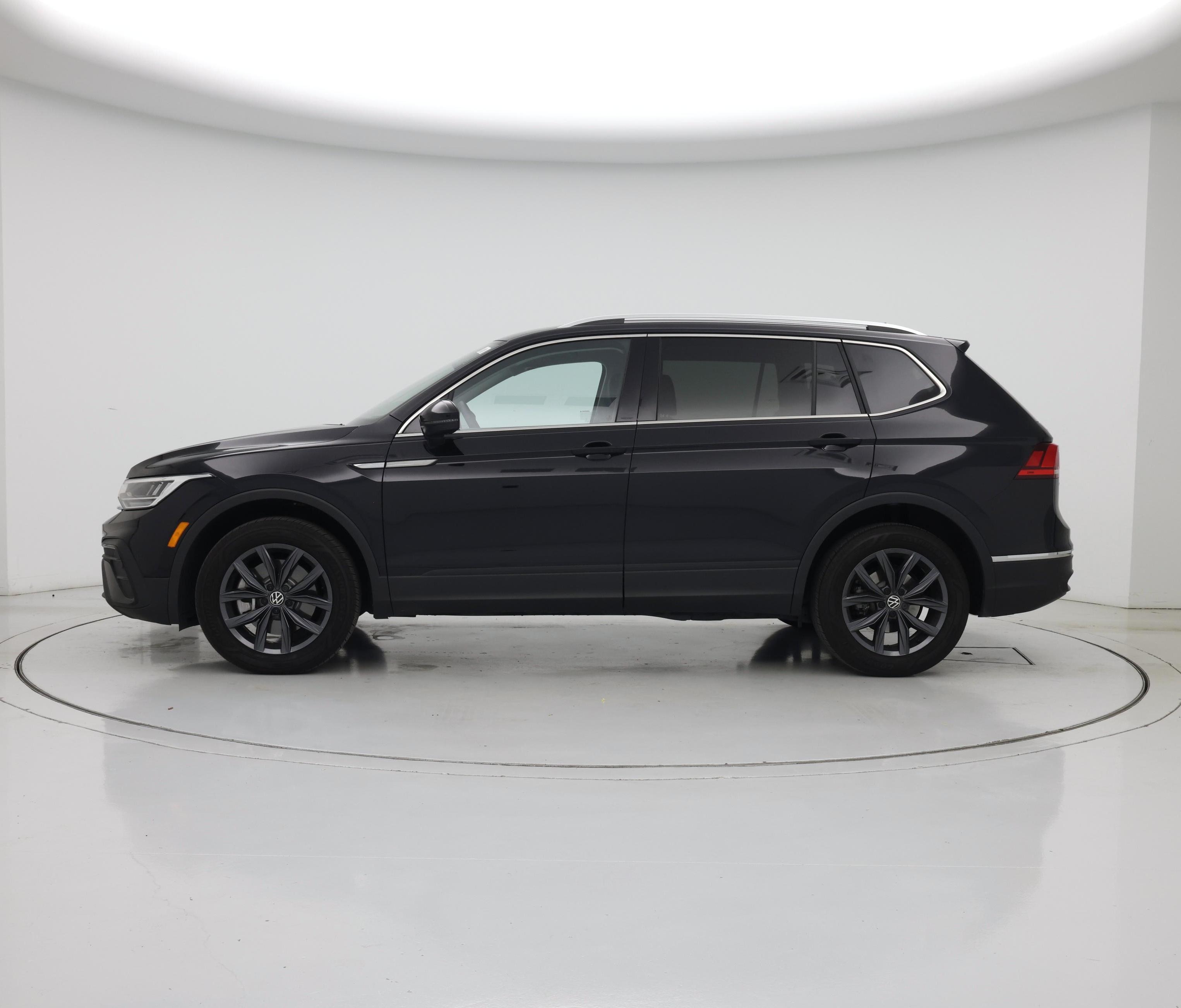 Thumbnail: 2023 Volkswagen Tiguan - 3