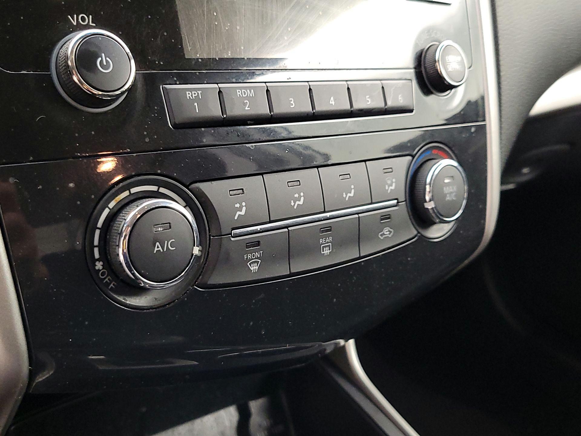 Thumbnail: 2015 Nissan Altima - 16