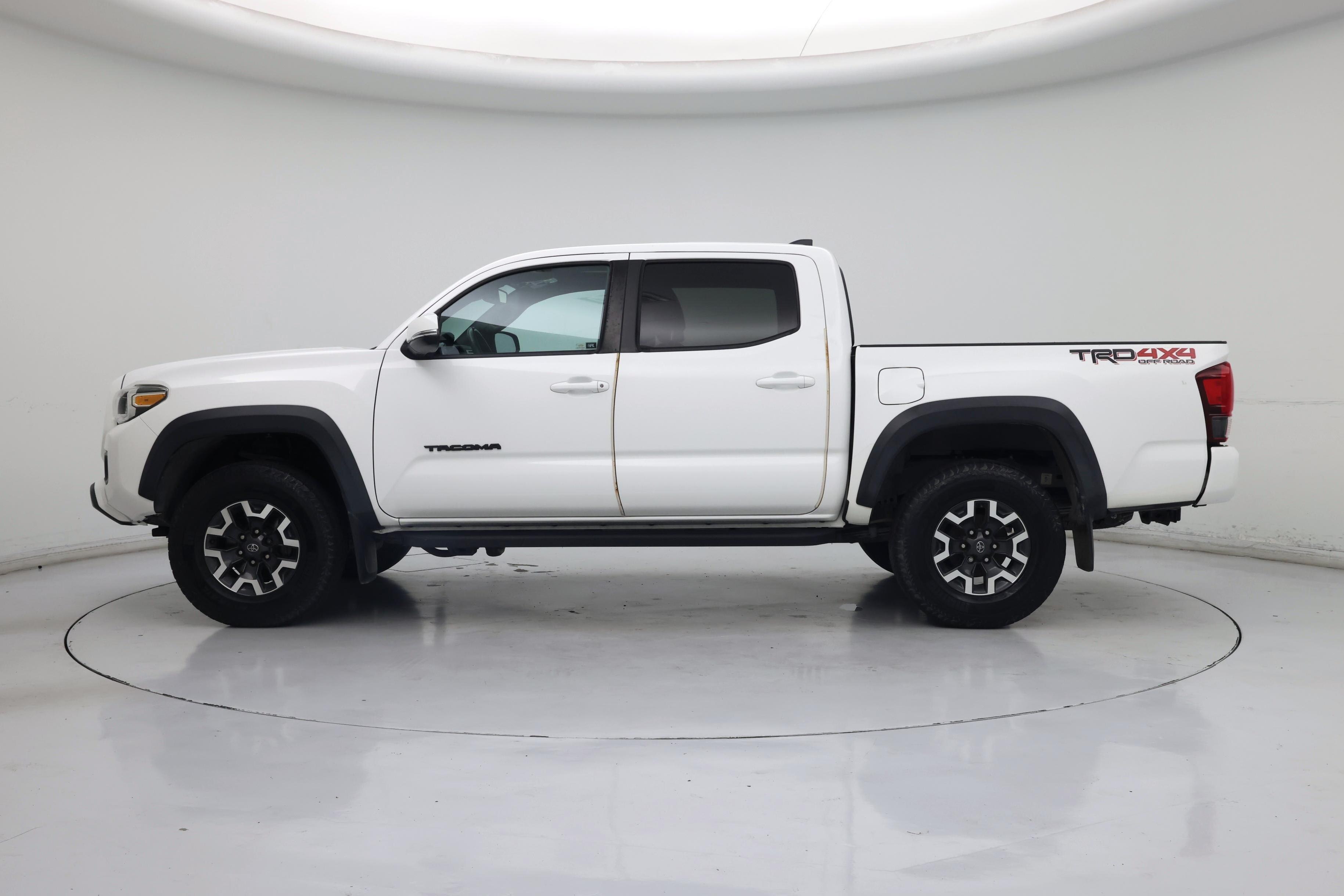 Thumbnail: 2019 Toyota Tacoma - 3