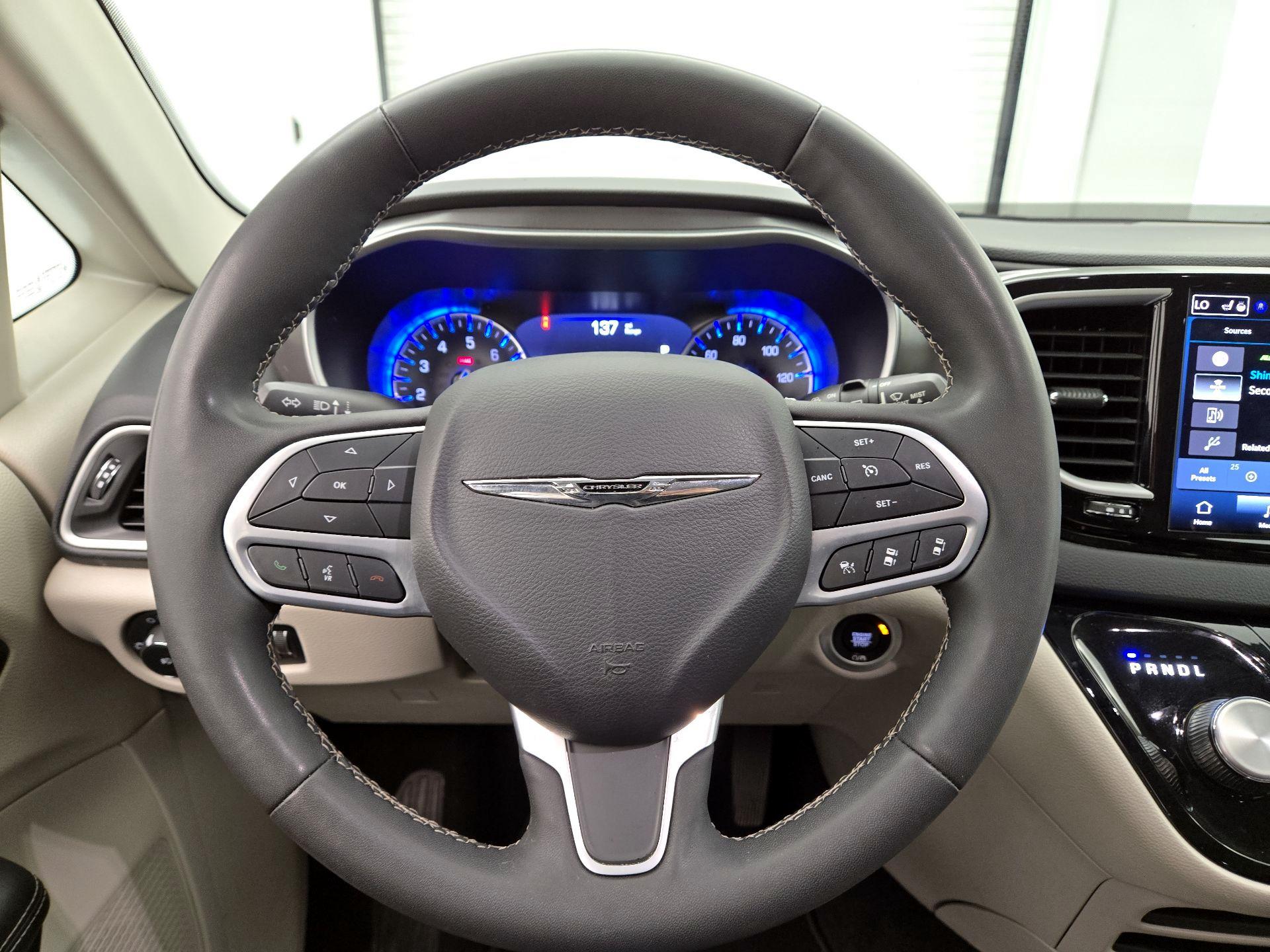 Thumbnail: 2023 Chrysler Pacifica - 10