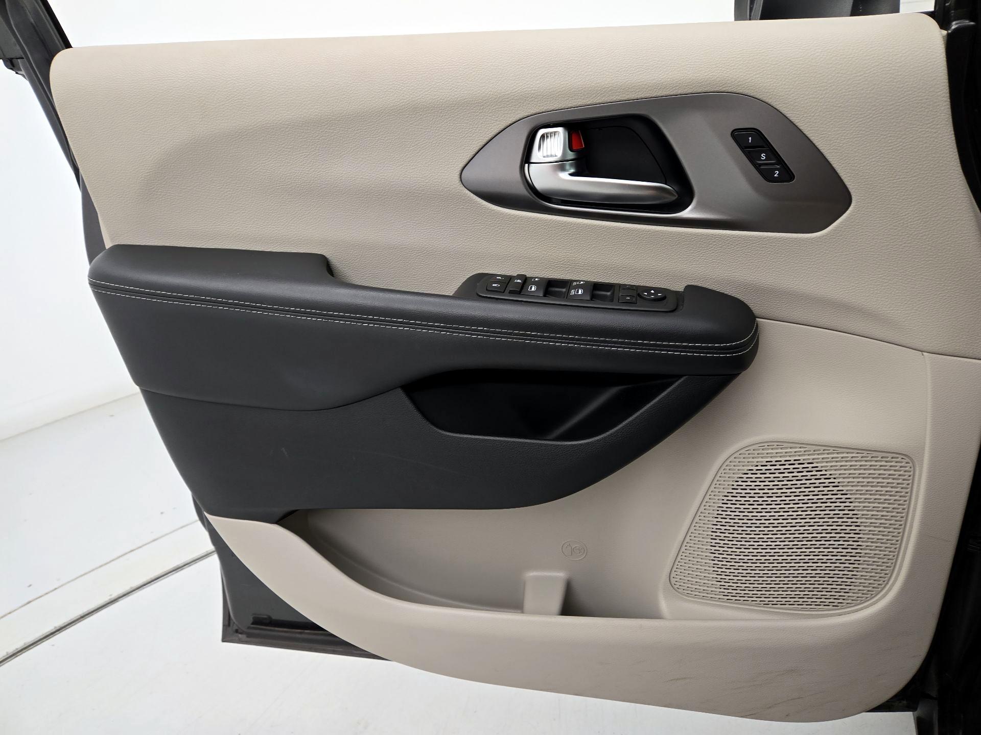 Thumbnail: 2023 Chrysler Pacifica - 12