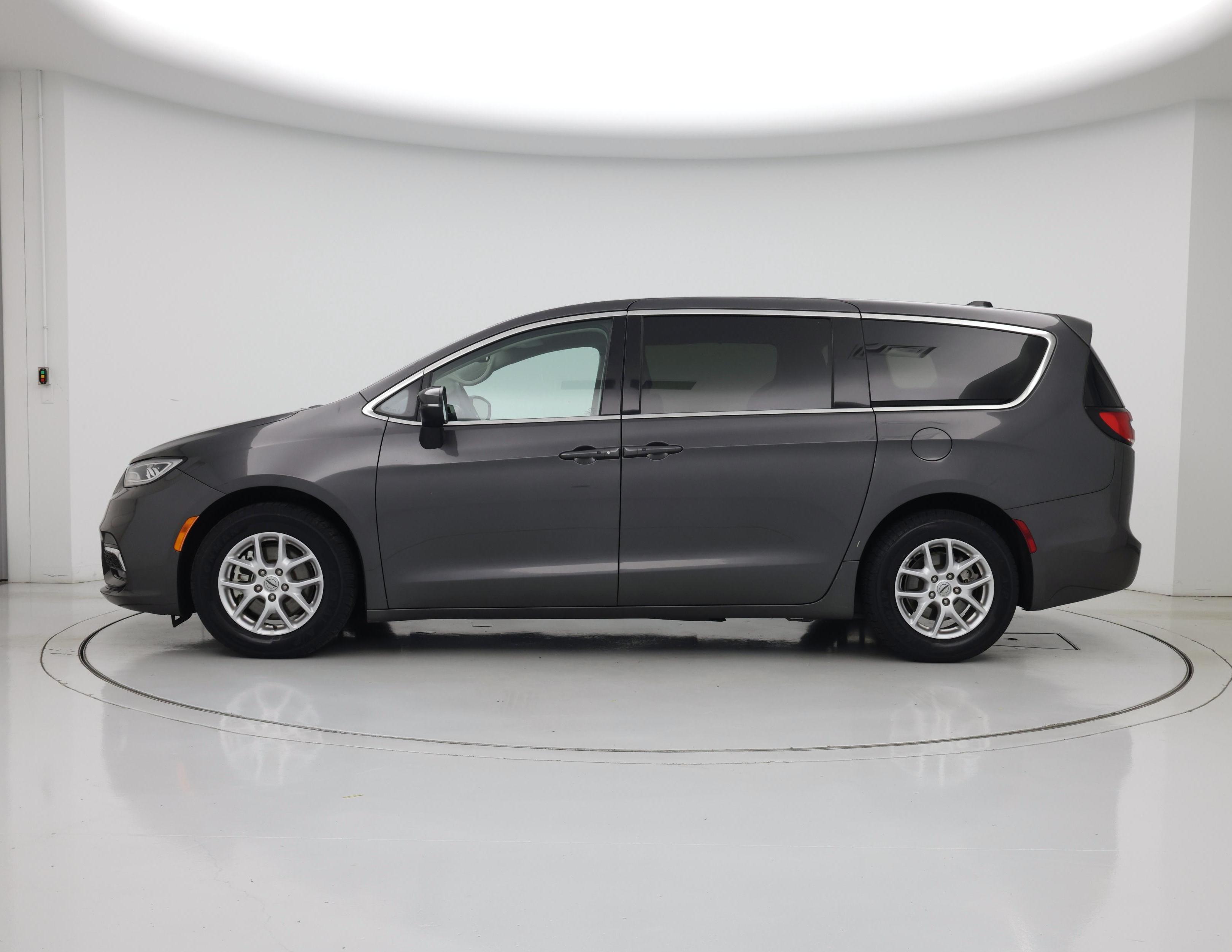 Thumbnail: 2023 Chrysler Pacifica - 3