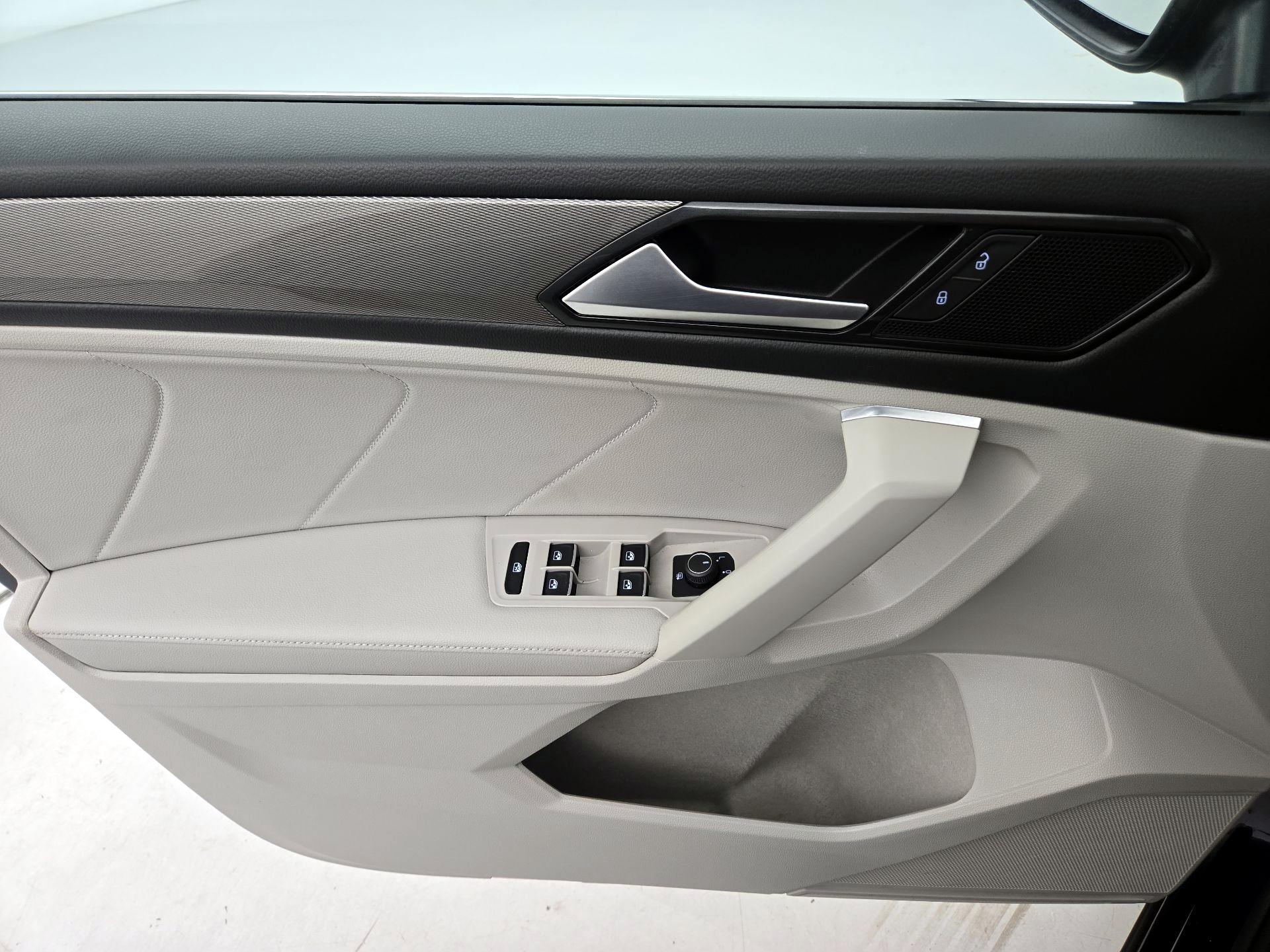 Thumbnail: 2023 Volkswagen Tiguan - 12