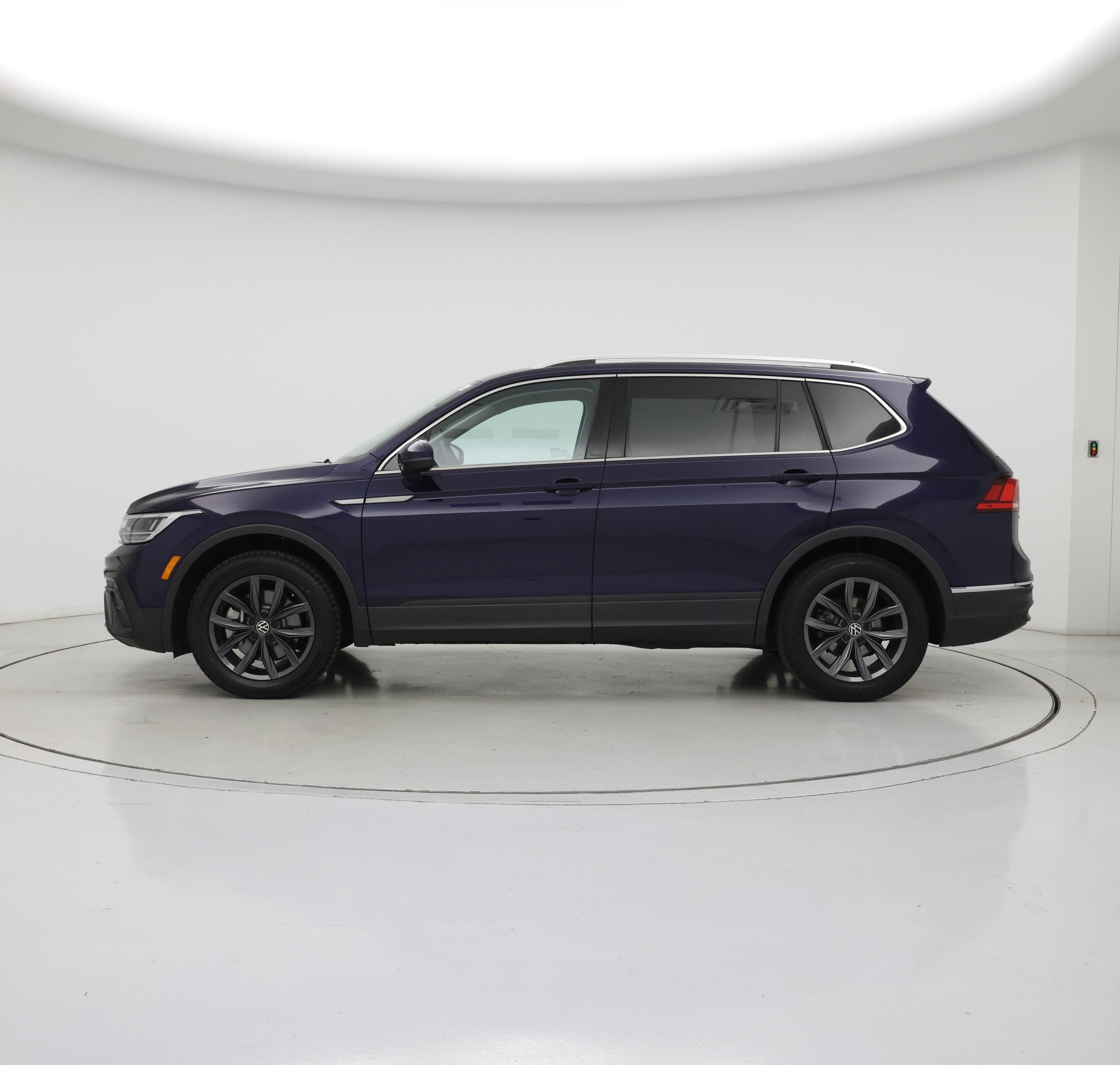Thumbnail: 2023 Volkswagen Tiguan - 3