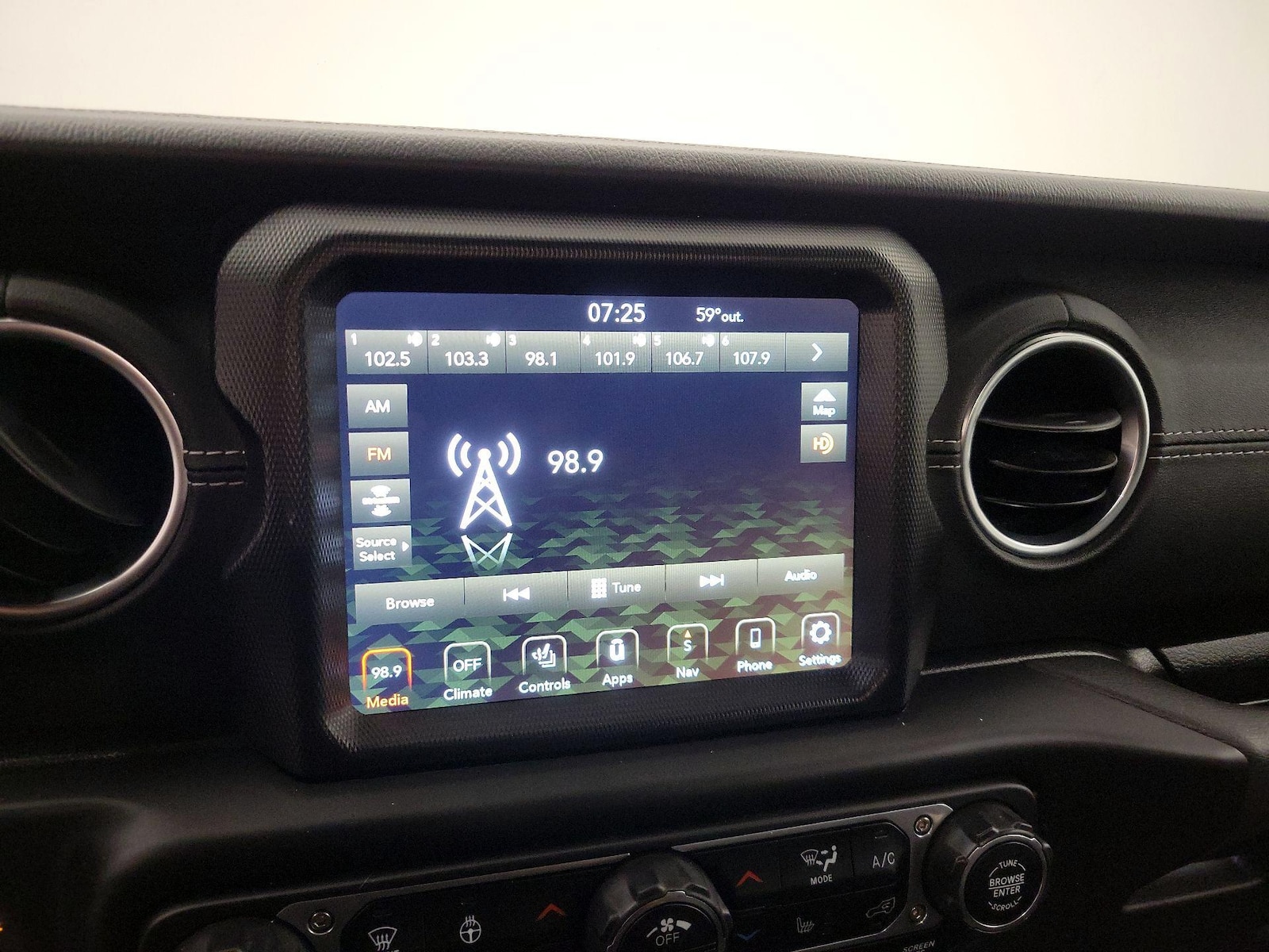 2022 Jeep Wrangler Unlimited Sahara - Photo 17
