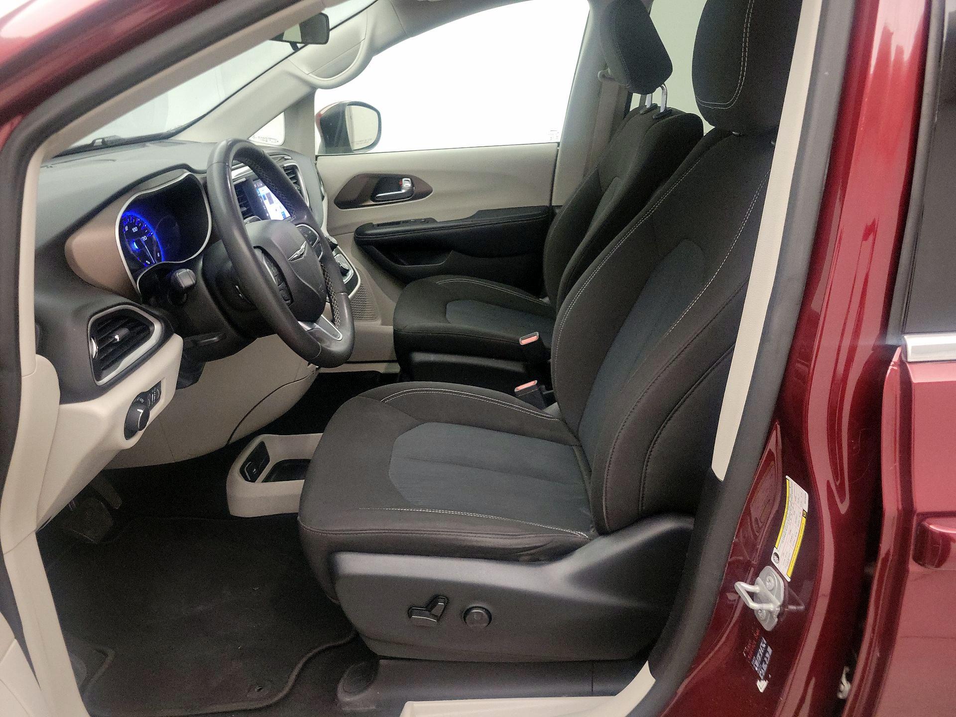 Thumbnail: 2022 Chrysler Voyager - 11