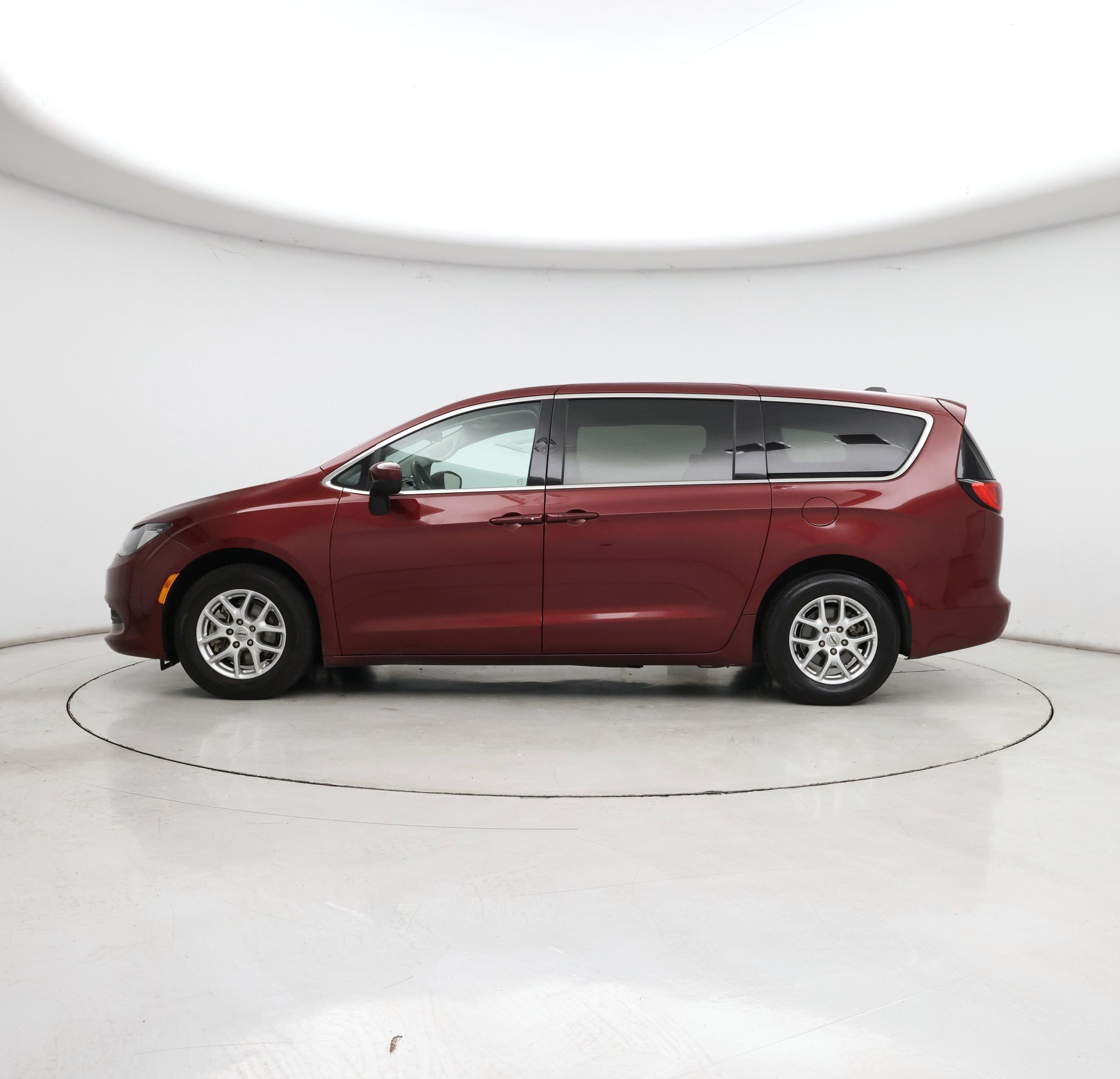 Thumbnail: 2022 Chrysler Voyager - 3