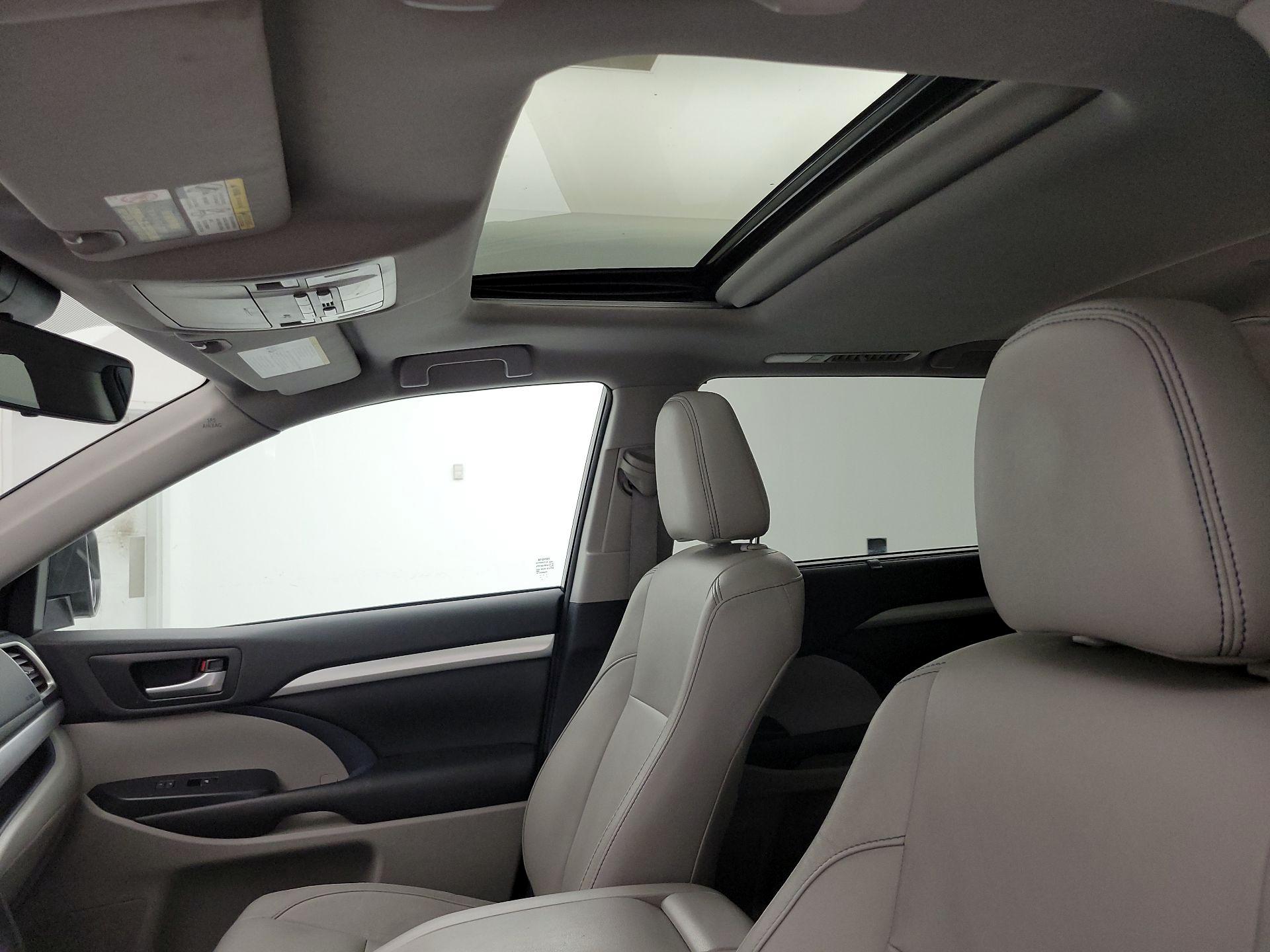 Thumbnail: 2017 Toyota Highlander - 18