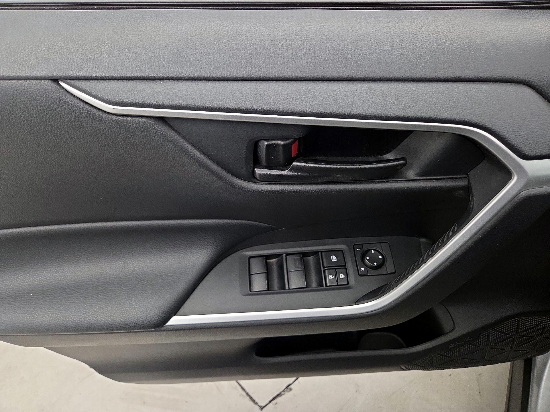 Thumbnail: 2020 Toyota RAV4 - 12