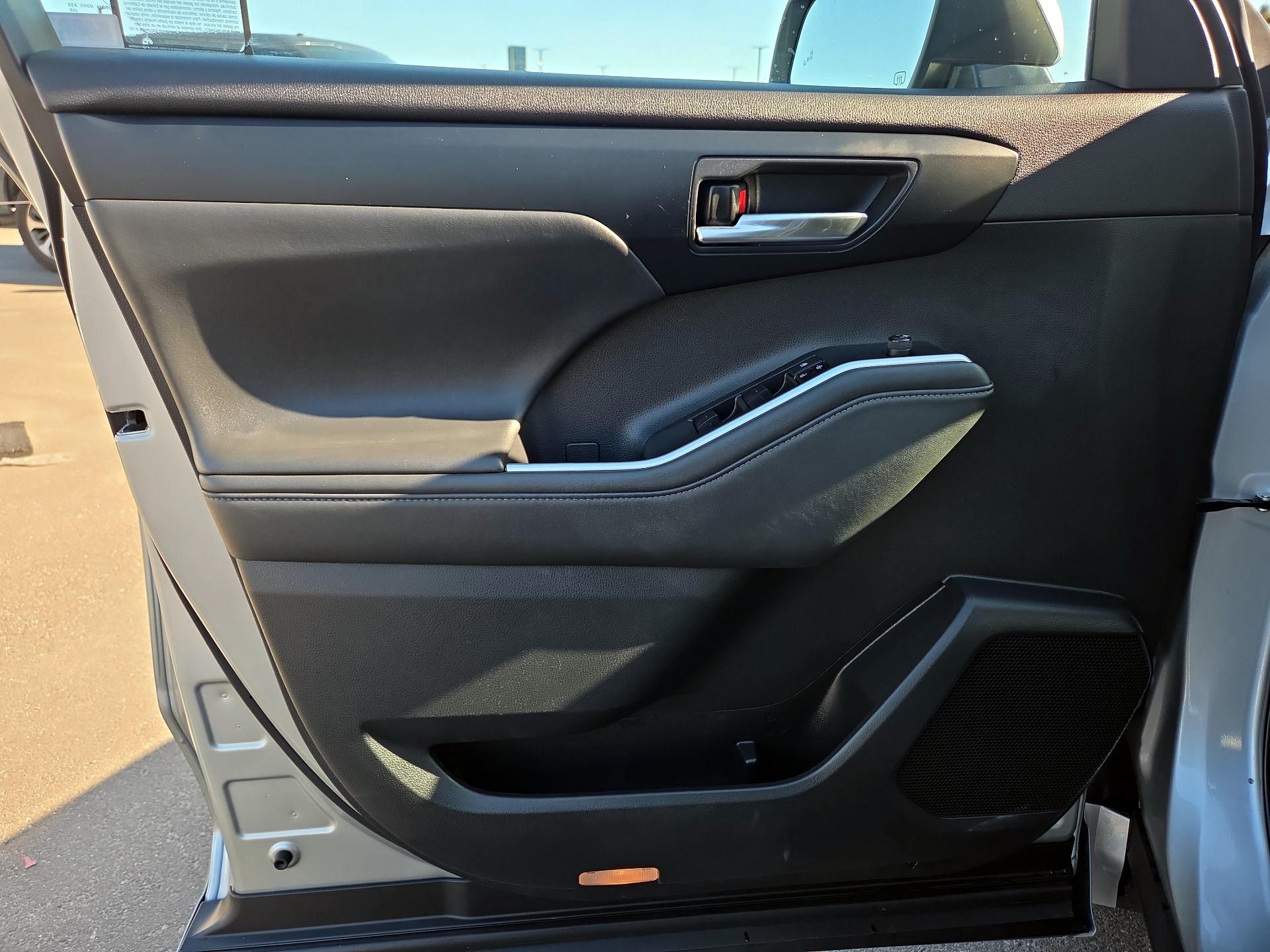 Thumbnail: 2022 Toyota Highlander - 10