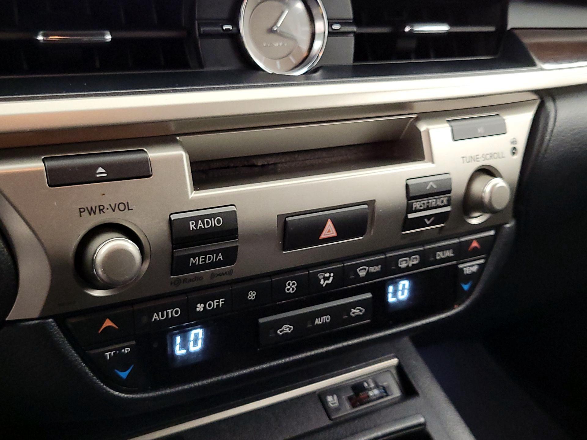 Thumbnail: 2014 Lexus ES - 16