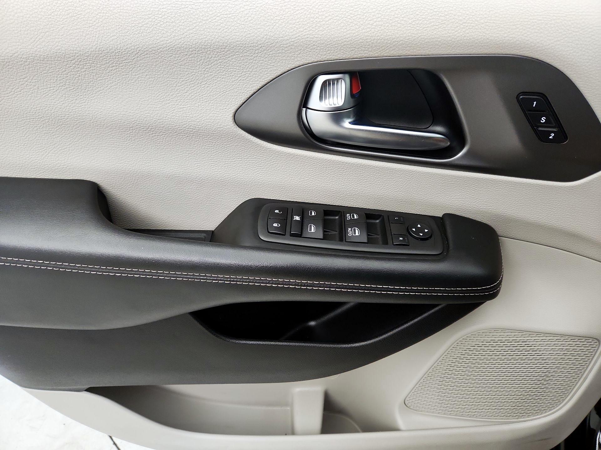 Thumbnail: 2022 Chrysler Pacifica - 12