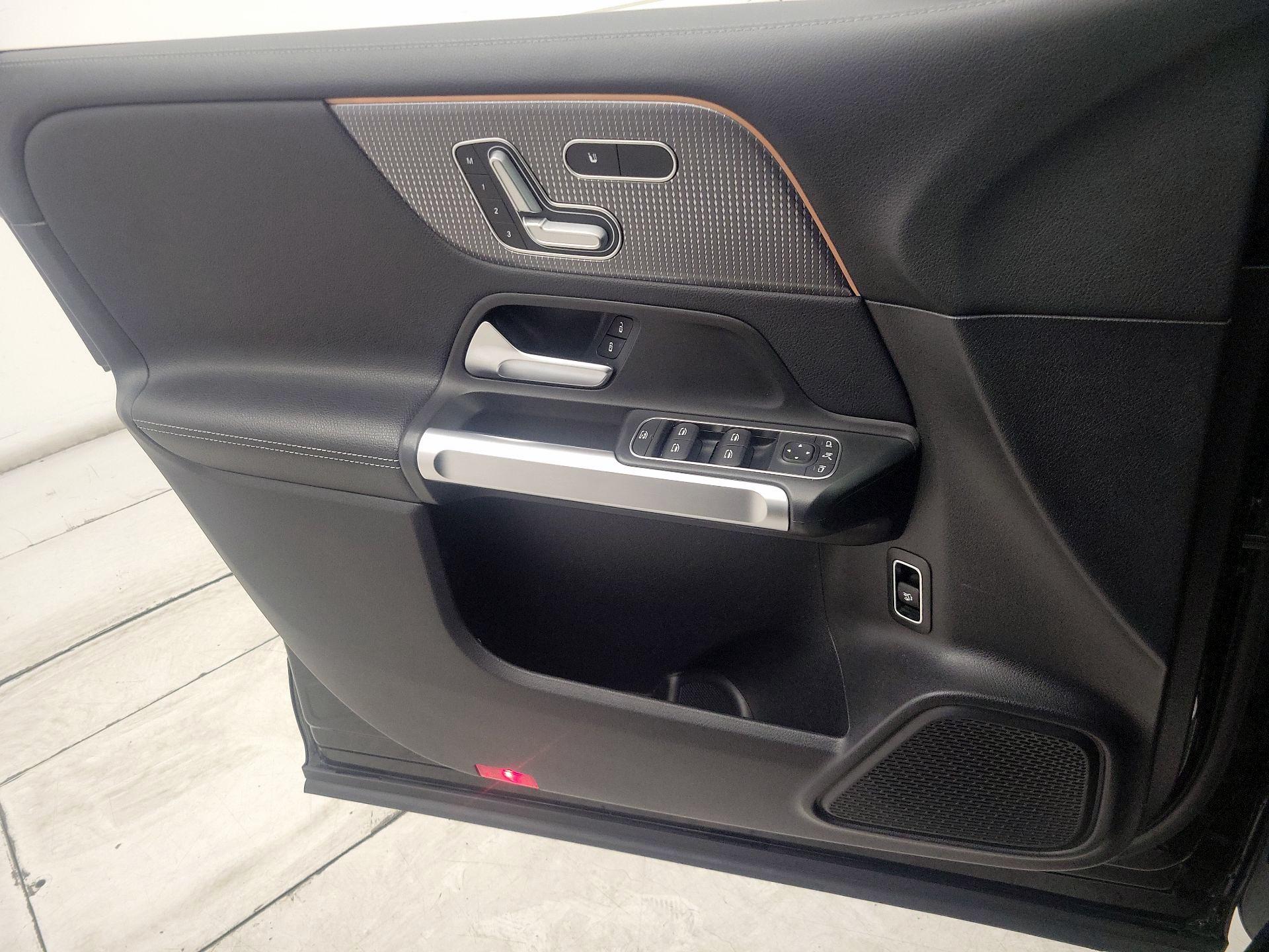 Thumbnail: 2021 Mercedes-Benz GLB - 12