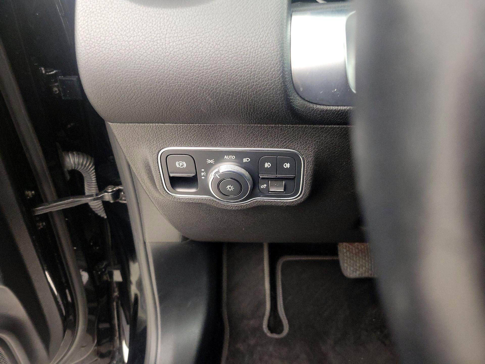 Thumbnail: 2021 Mercedes-Benz GLB - 13