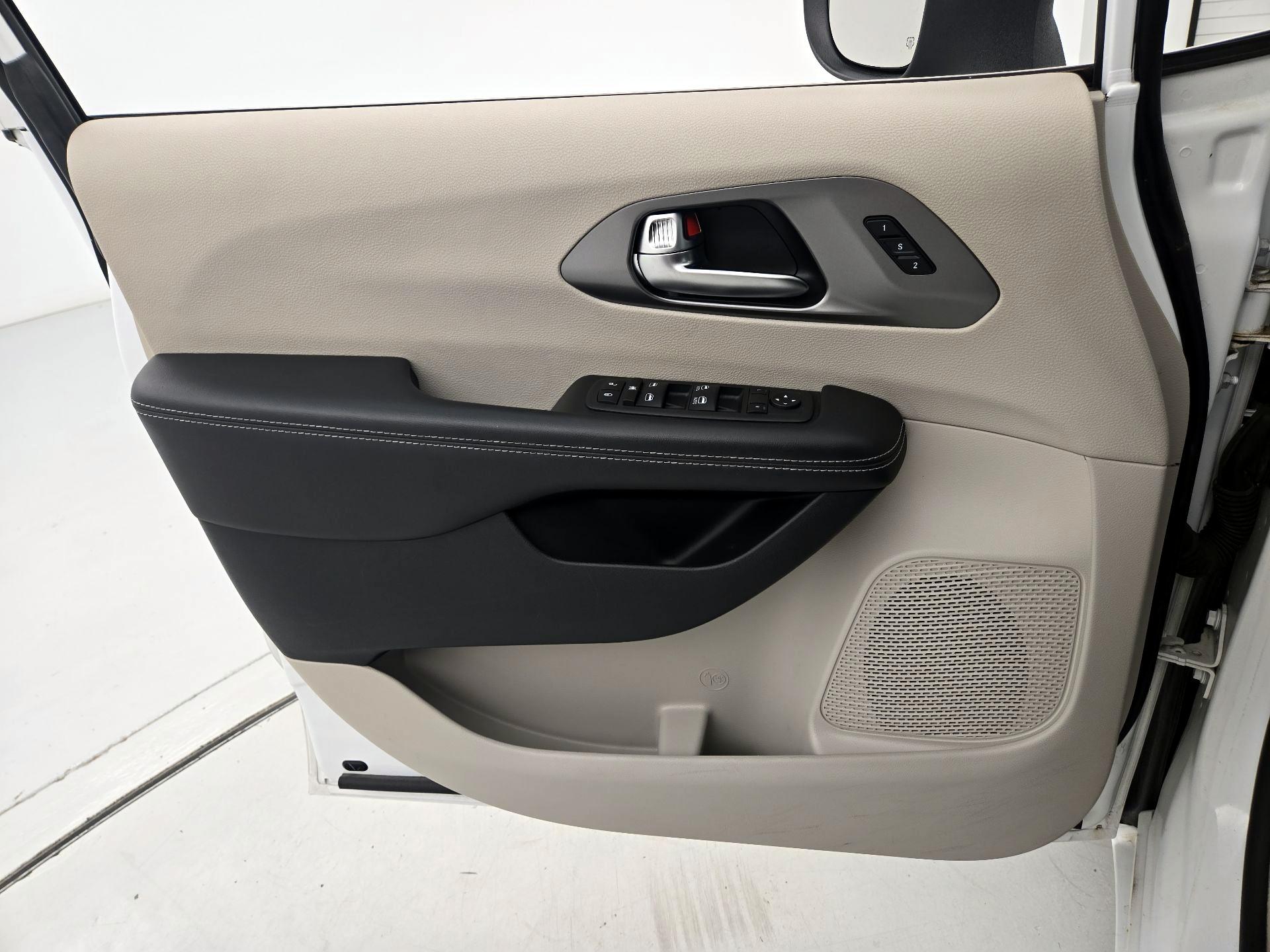 Thumbnail: 2023 Chrysler Pacifica - 12