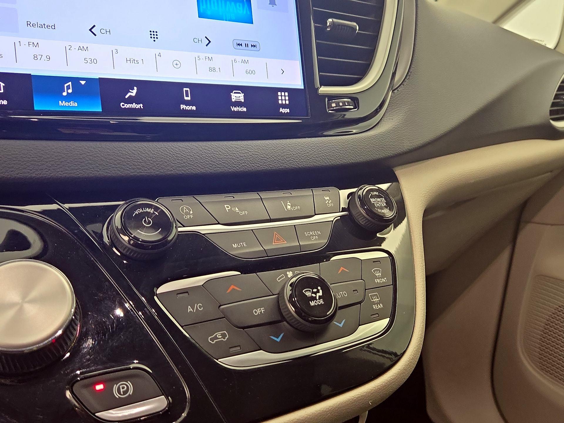 Thumbnail: 2023 Chrysler Pacifica - 16