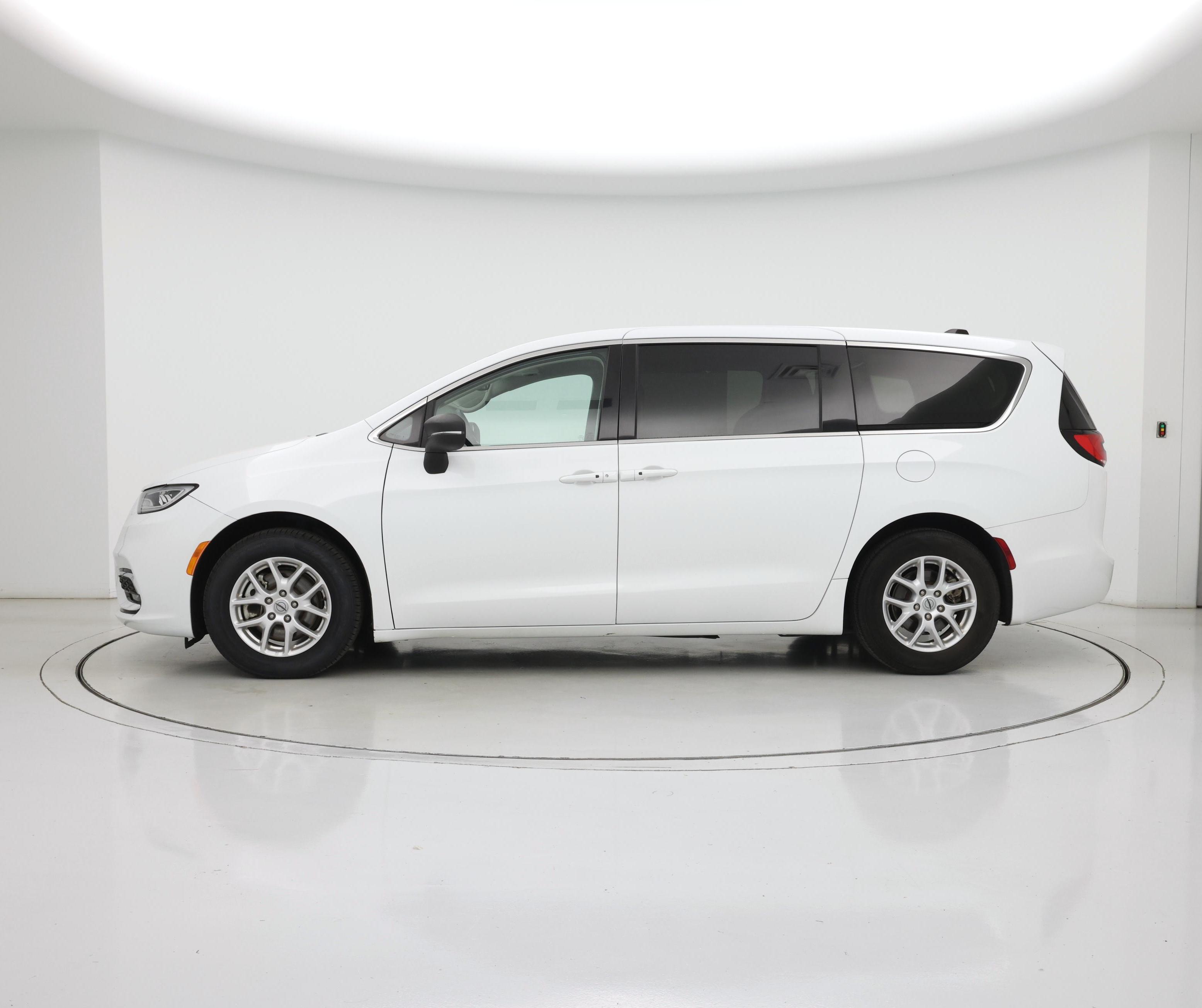 Thumbnail: 2023 Chrysler Pacifica - 3
