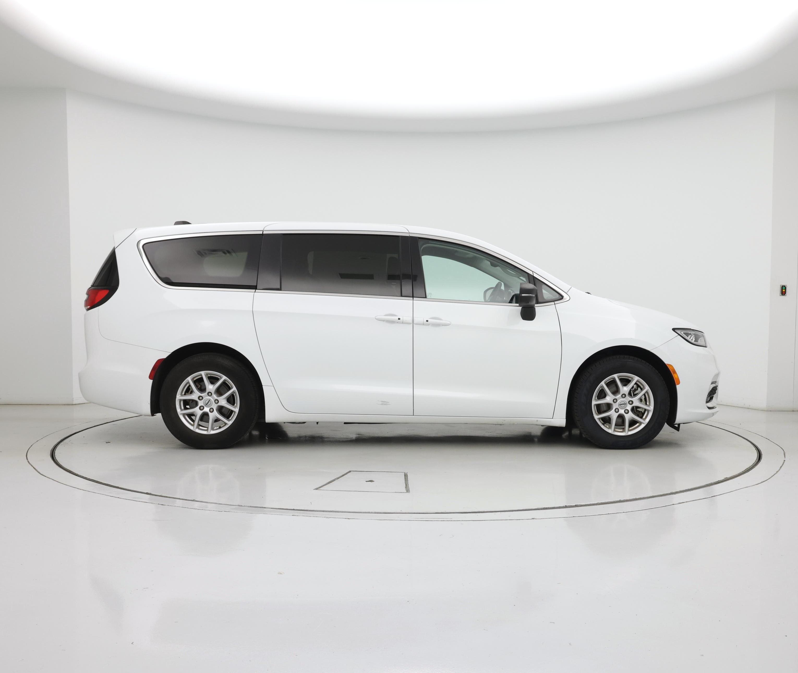 Thumbnail: 2023 Chrysler Pacifica - 7