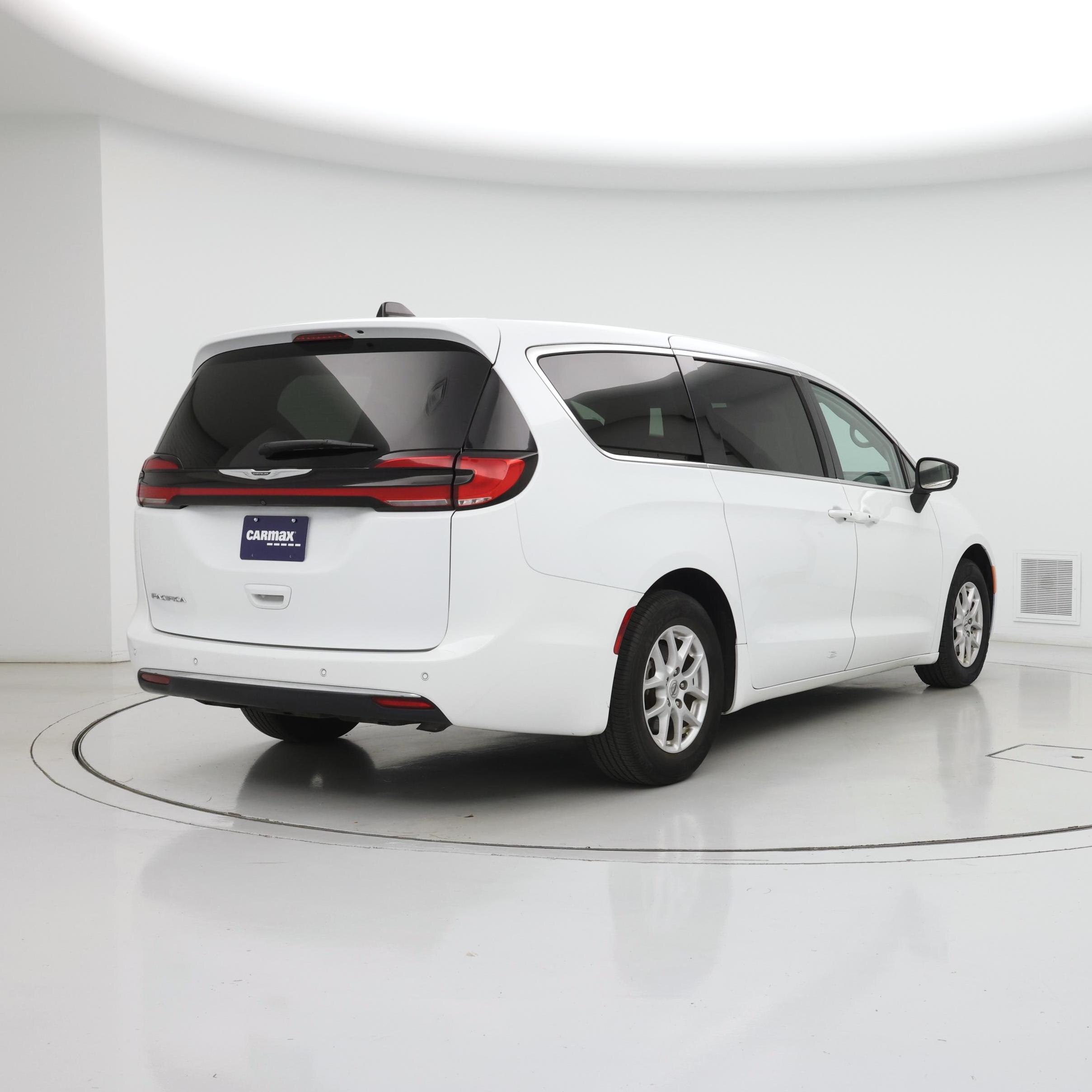 Thumbnail: 2023 Chrysler Pacifica - 8