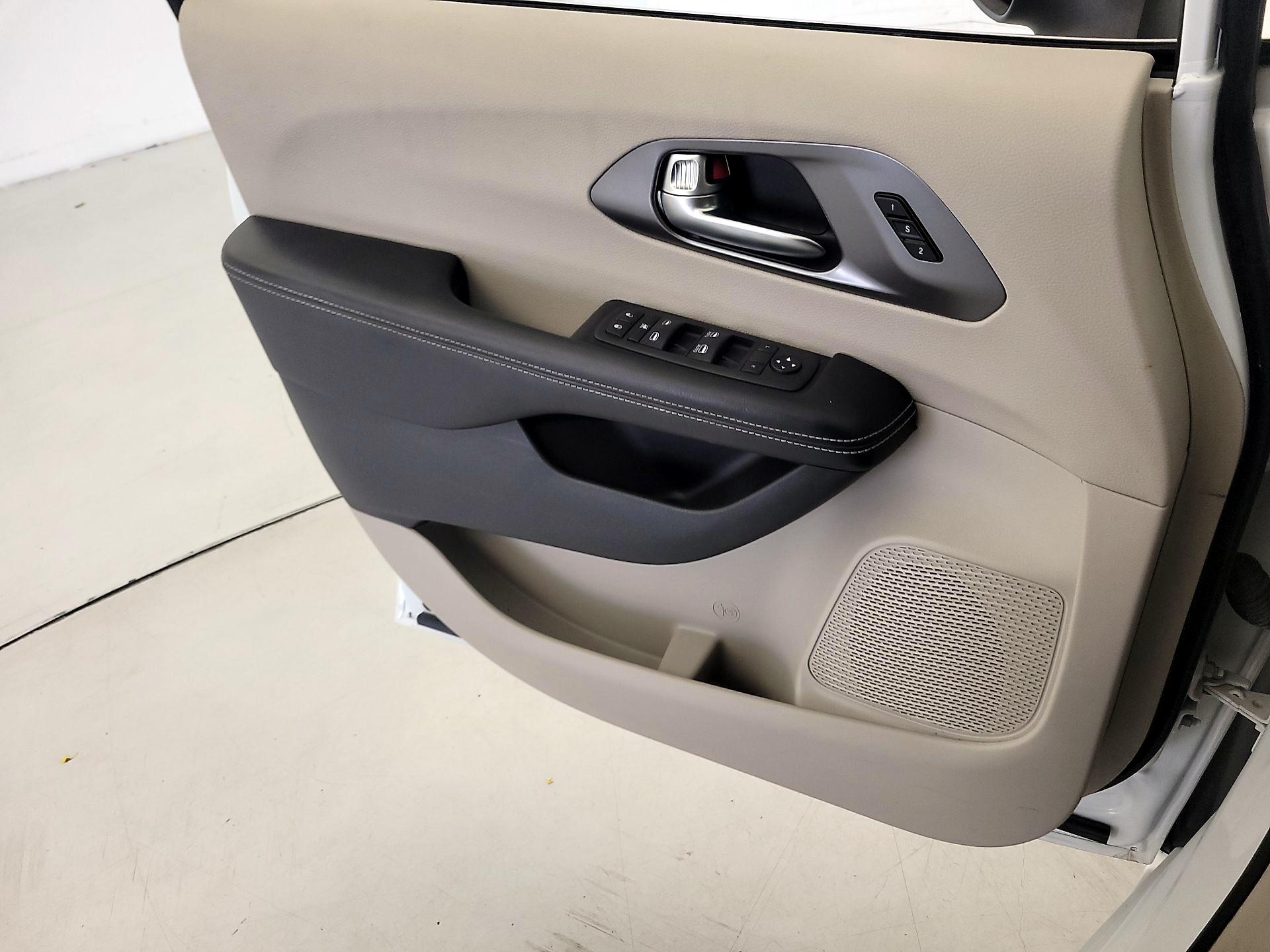 Thumbnail: 2023 Chrysler Pacifica - 12