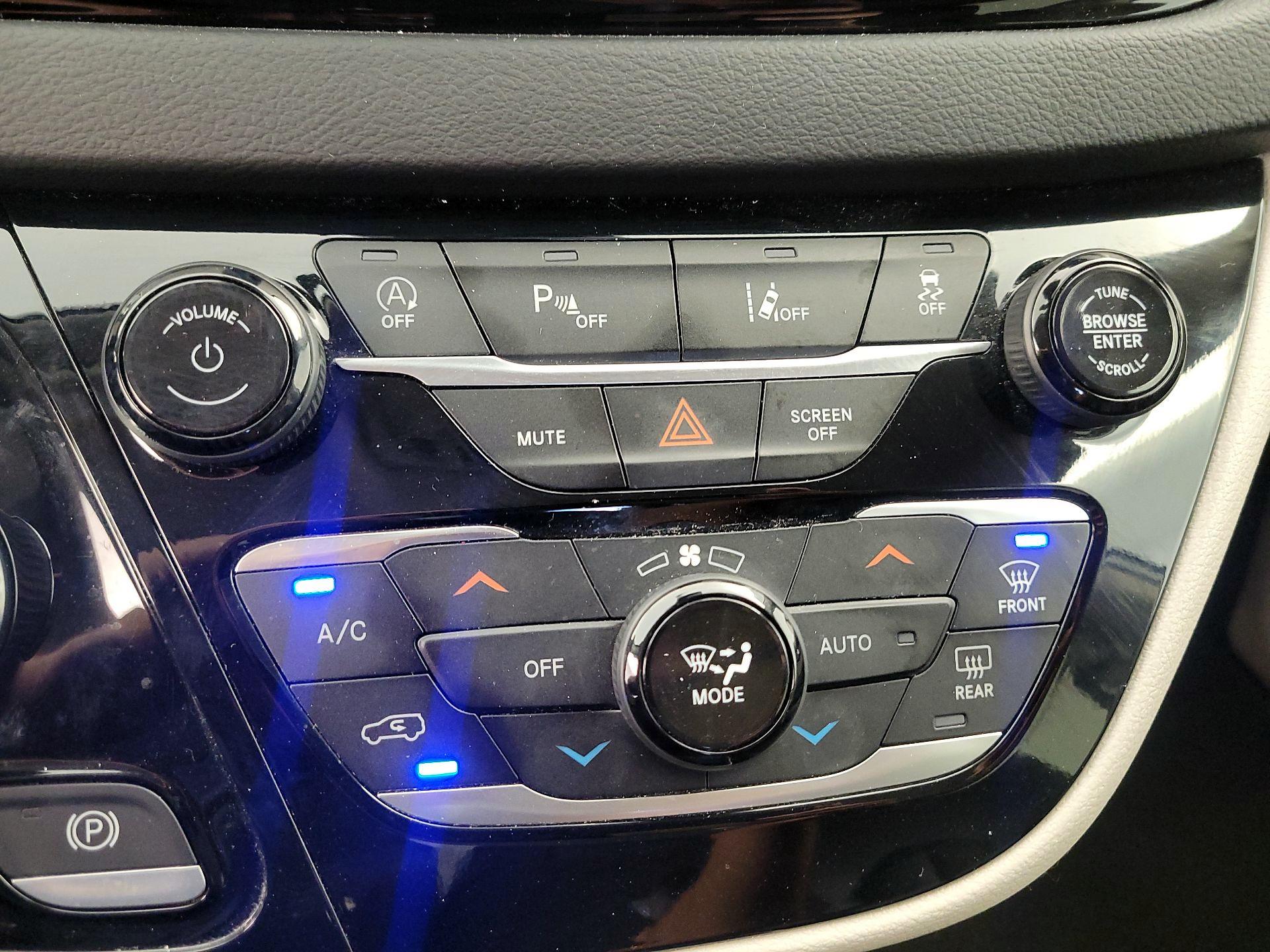 Thumbnail: 2023 Chrysler Pacifica - 16