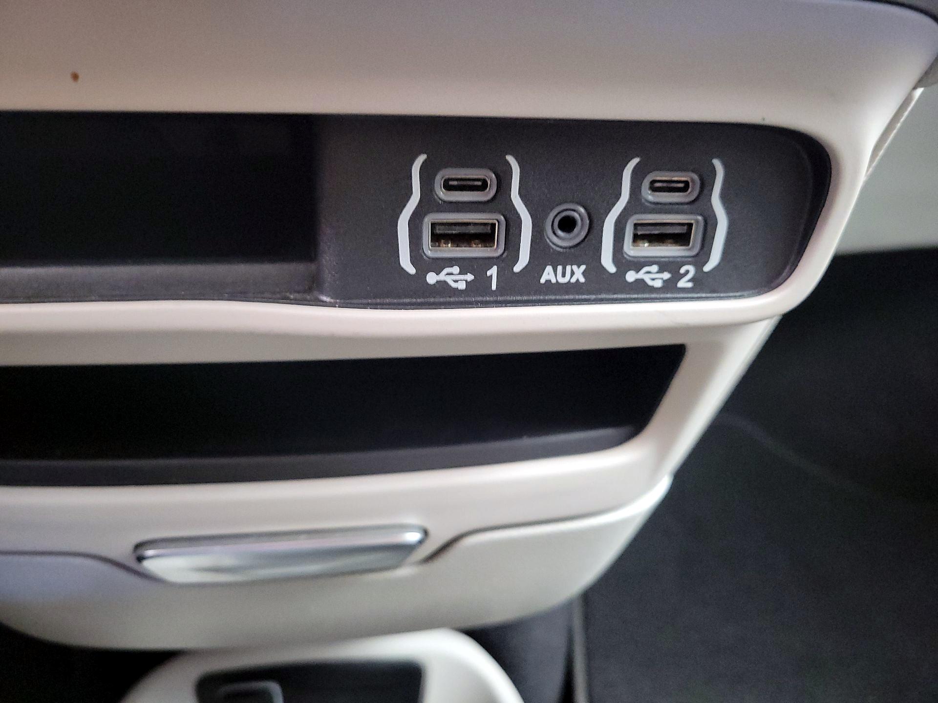 Thumbnail: 2023 Chrysler Pacifica - 18