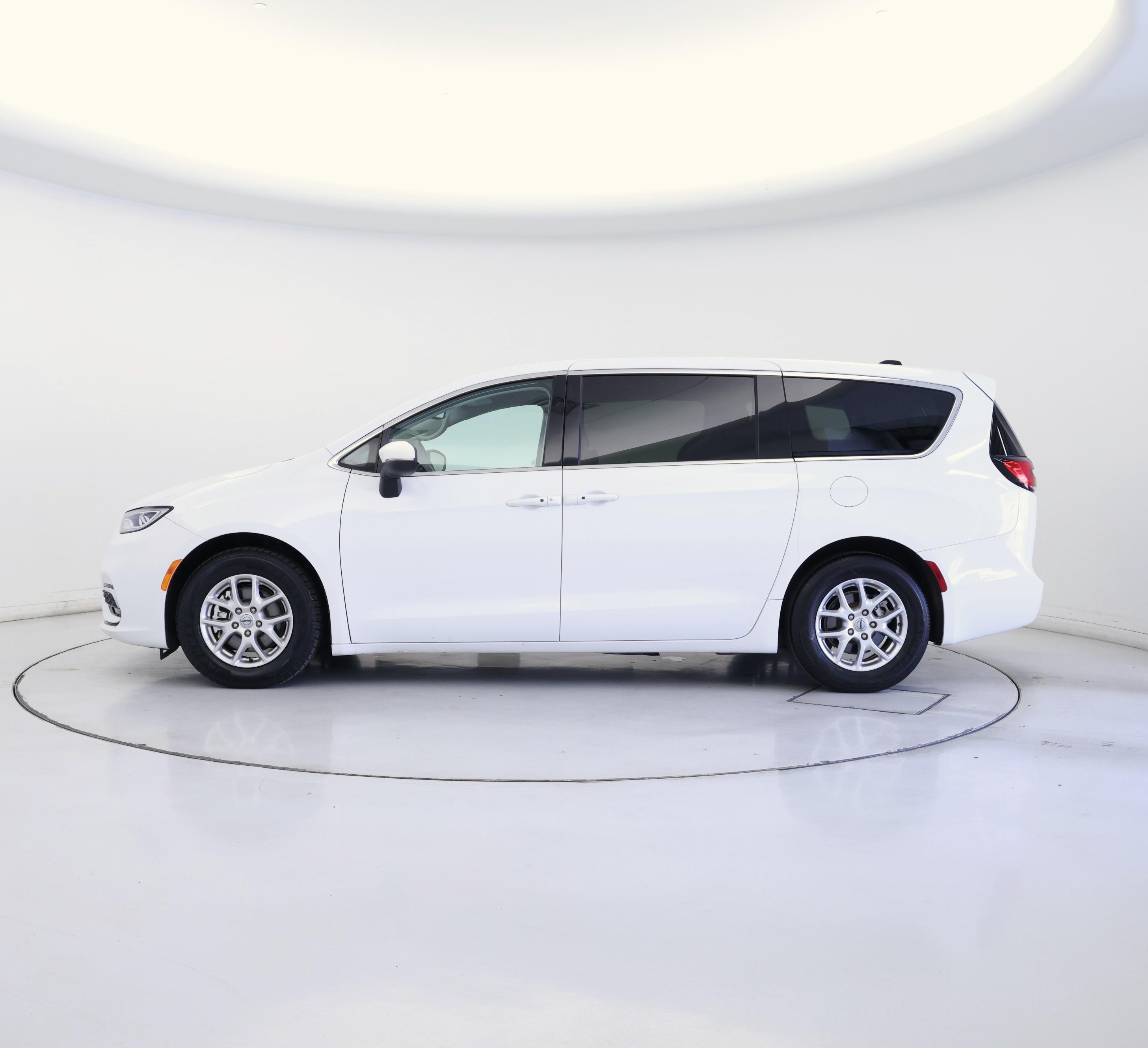 Thumbnail: 2023 Chrysler Pacifica - 3