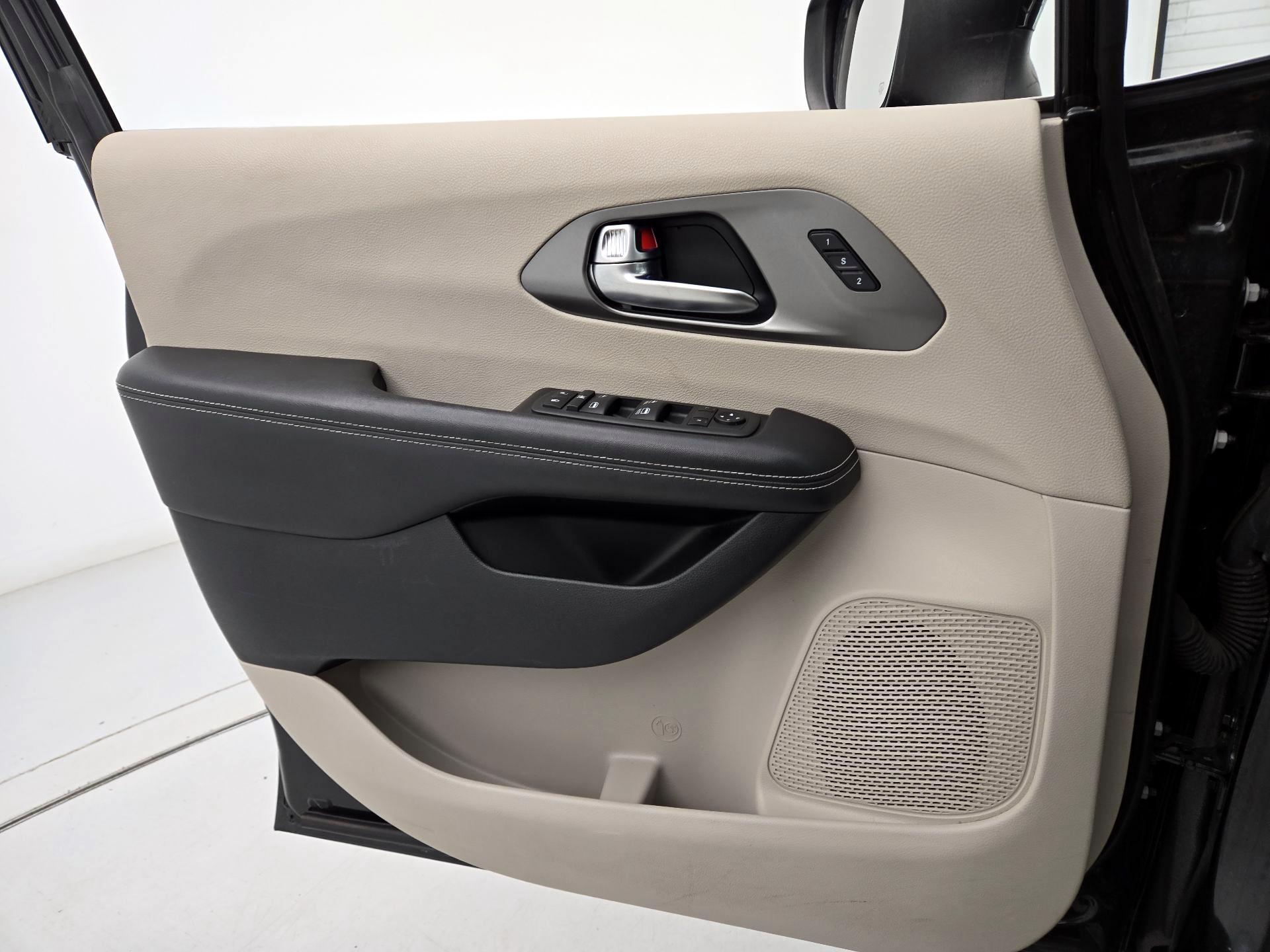 Thumbnail: 2023 Chrysler Pacifica - 12