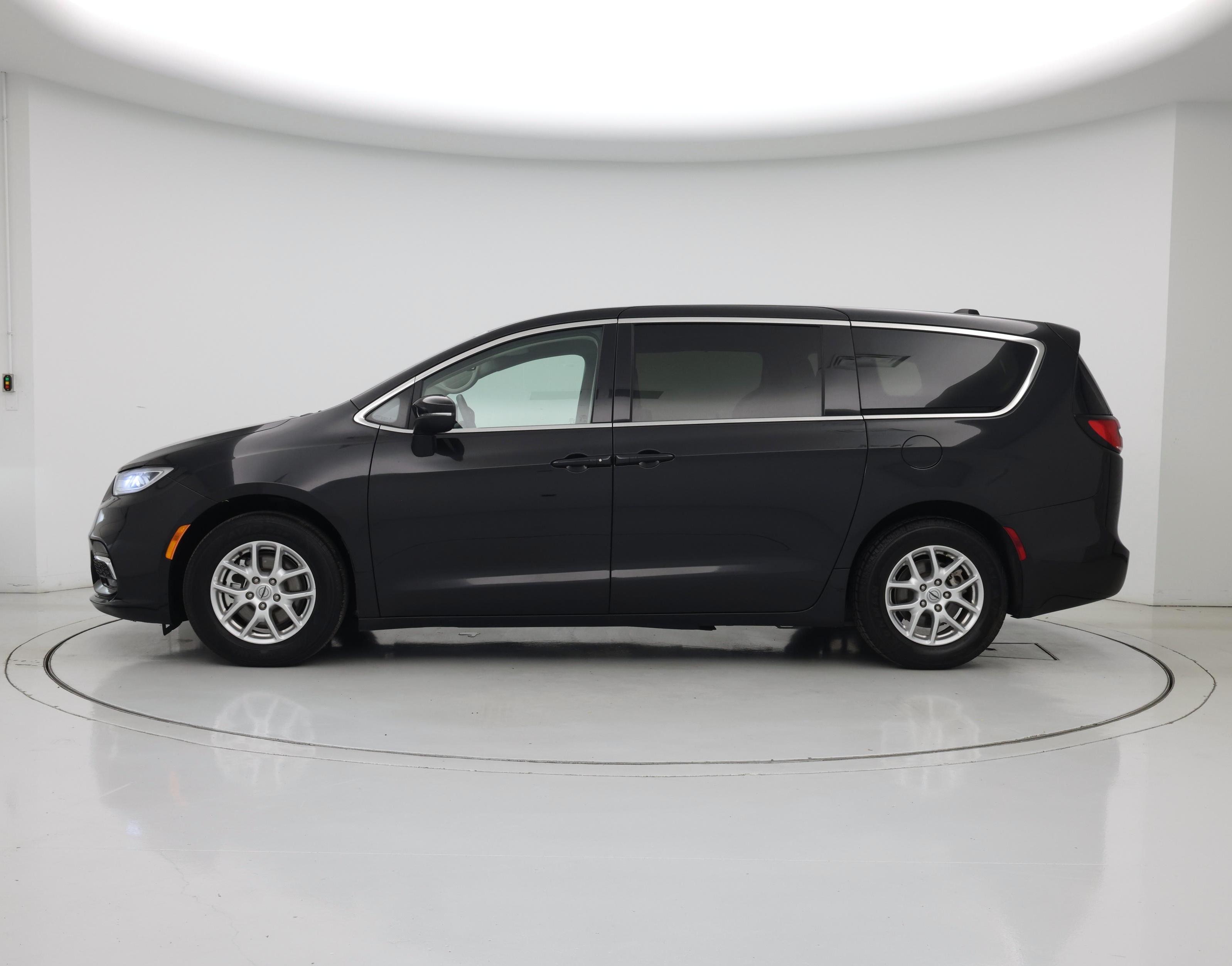 Thumbnail: 2023 Chrysler Pacifica - 3